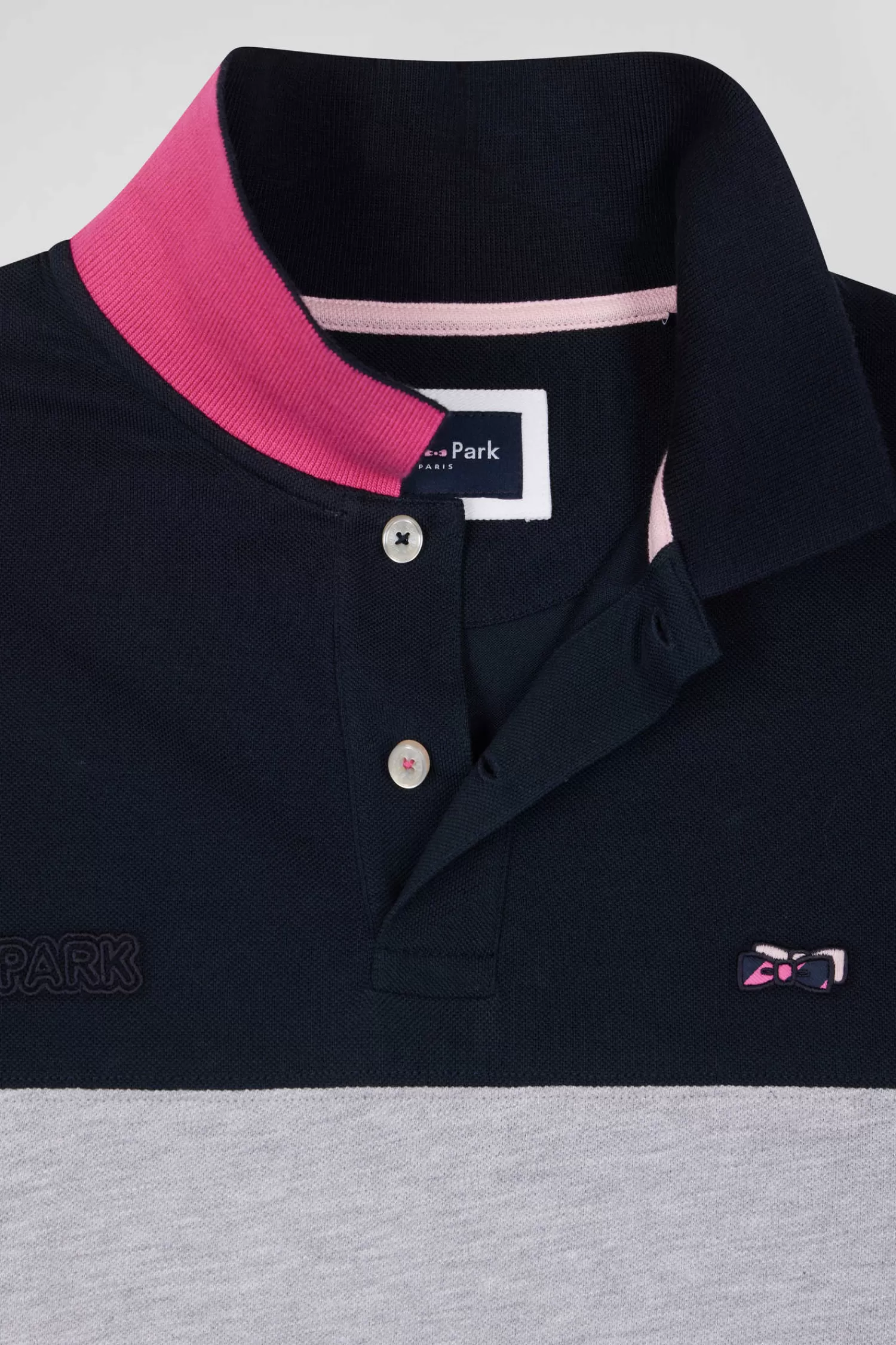 regular_grey_shortsleeved_cotton_piqu_polo_shirt_with_bow_tie_embroidery_and_contrasting_details_6.webp Eden Park Regular grey short-sleeved cotton piqué polo shirt with bow tie embroidery and contrasting details< Polos