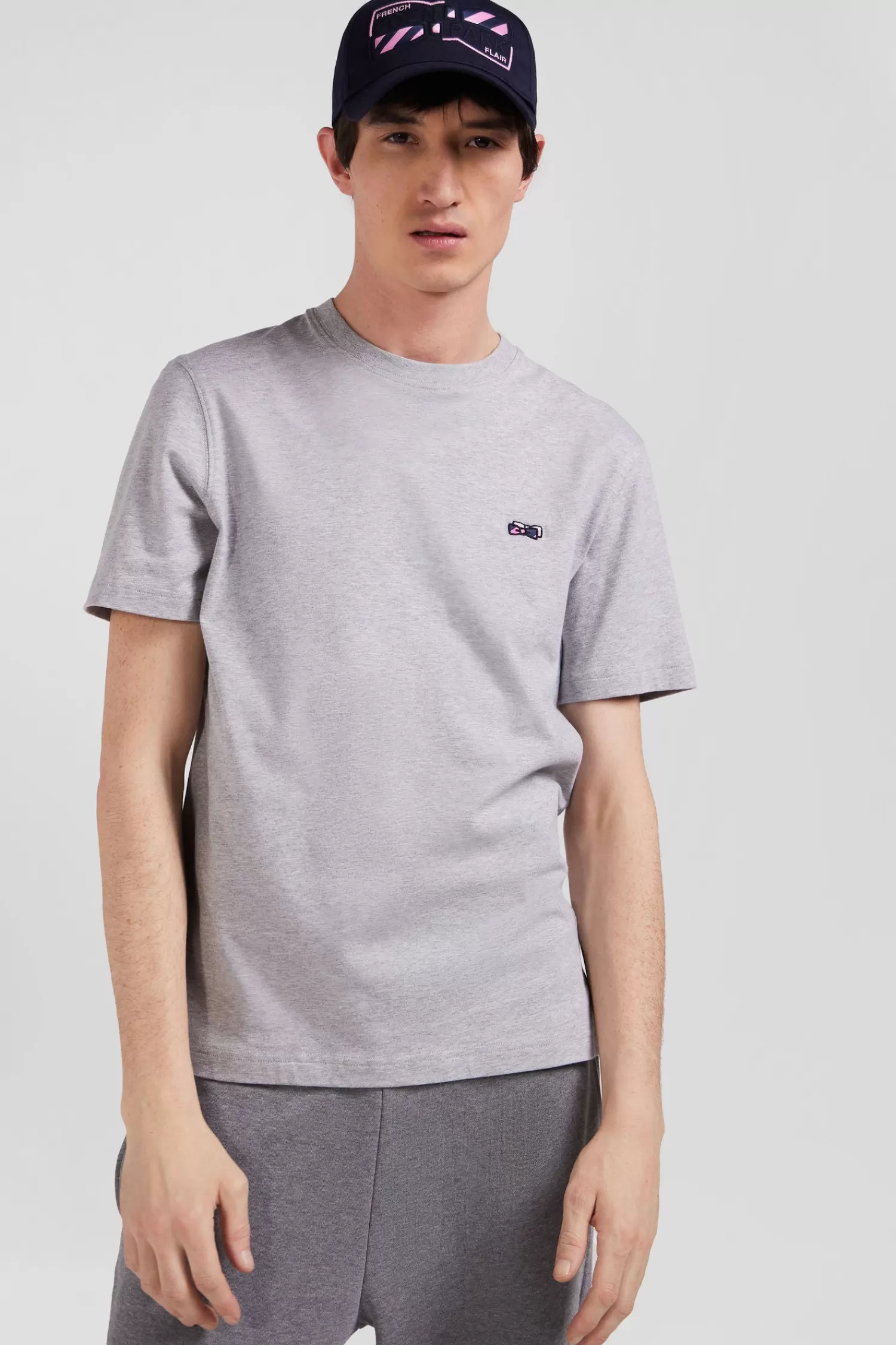 regular_grey_shortsleeved_cotton_tshirt_with_back_embroidery_2.webp Eden Park Regular grey short-sleeved cotton T-shirt with back embroidery< T-shirts
