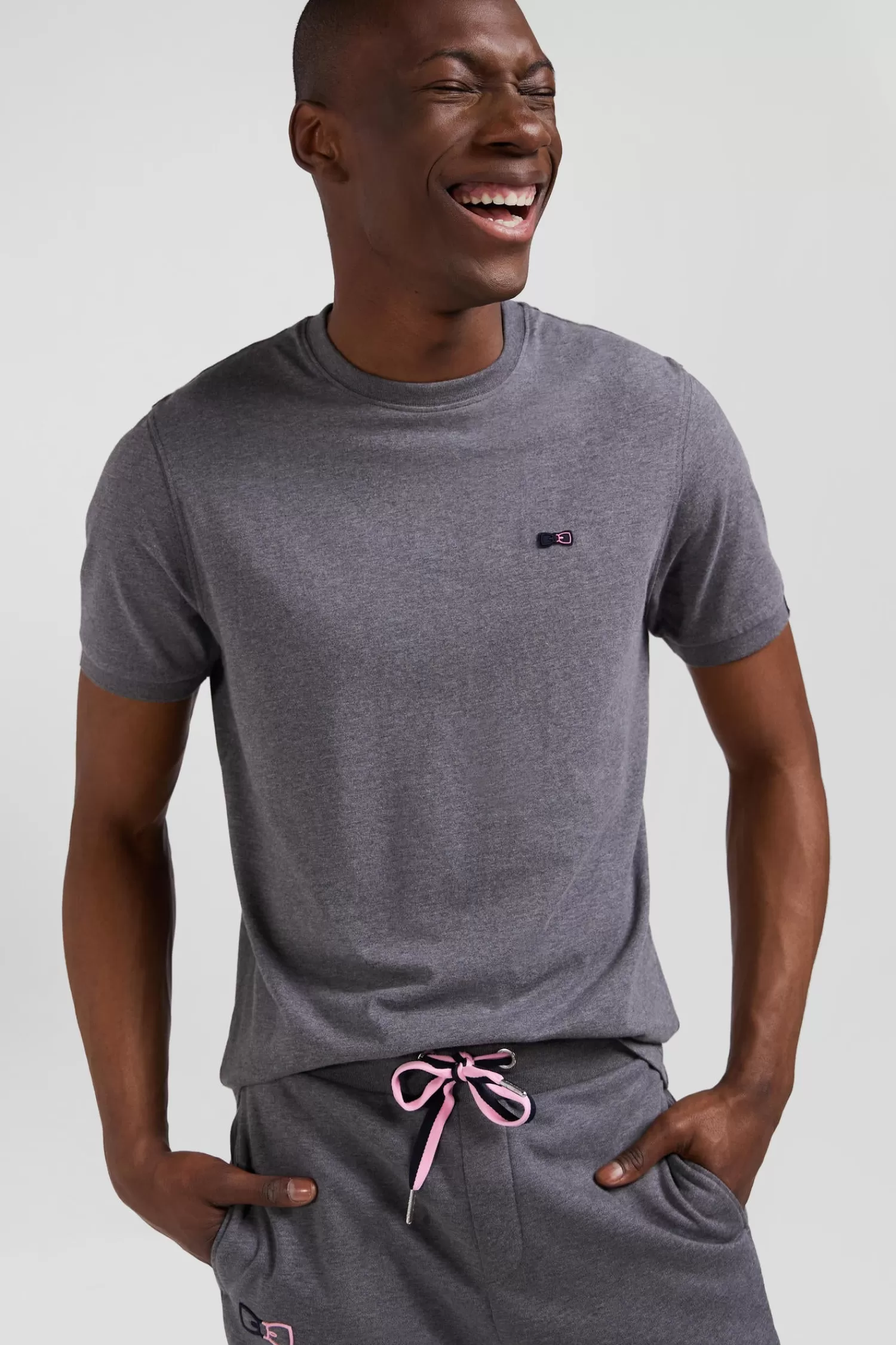 regular_grey_shortsleeved_cotton_tshirt_with_emblem_embroidery_2.webp Eden Park Regular grey short-sleeved cotton T-shirt with emblem embroidery< T-shirts