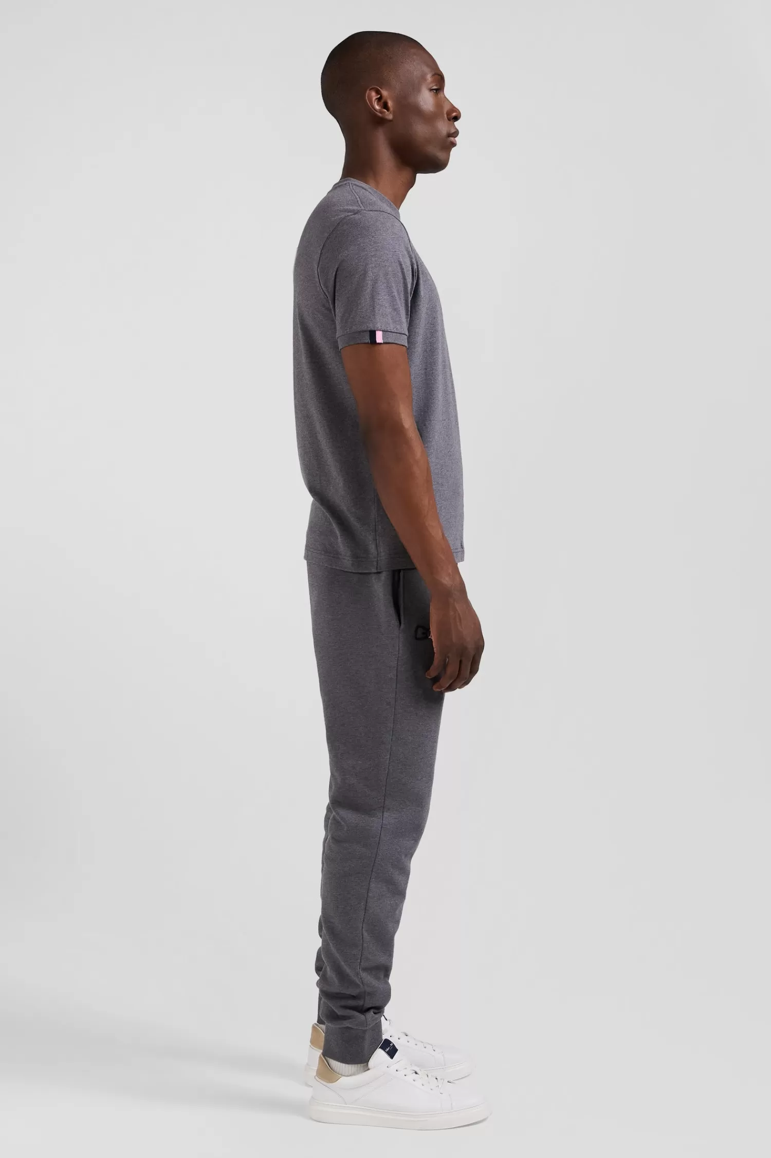 regular_grey_shortsleeved_cotton_tshirt_with_emblem_embroidery_4.webp Eden Park Regular grey short-sleeved cotton T-shirt with emblem embroidery< T-shirts