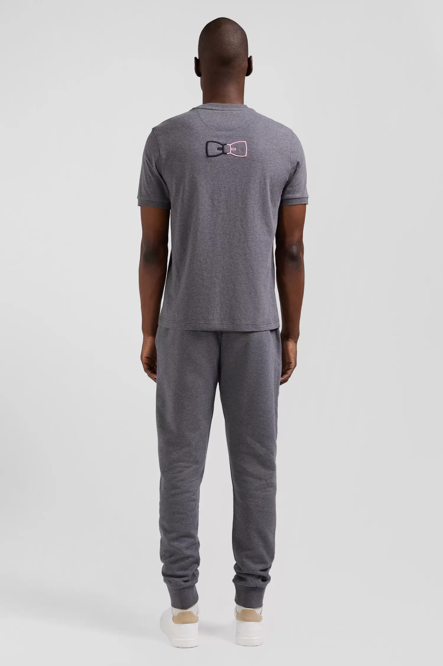 regular_grey_shortsleeved_cotton_tshirt_with_emblem_embroidery_5.webp Eden Park Regular grey short-sleeved cotton T-shirt with emblem embroidery< T-shirts