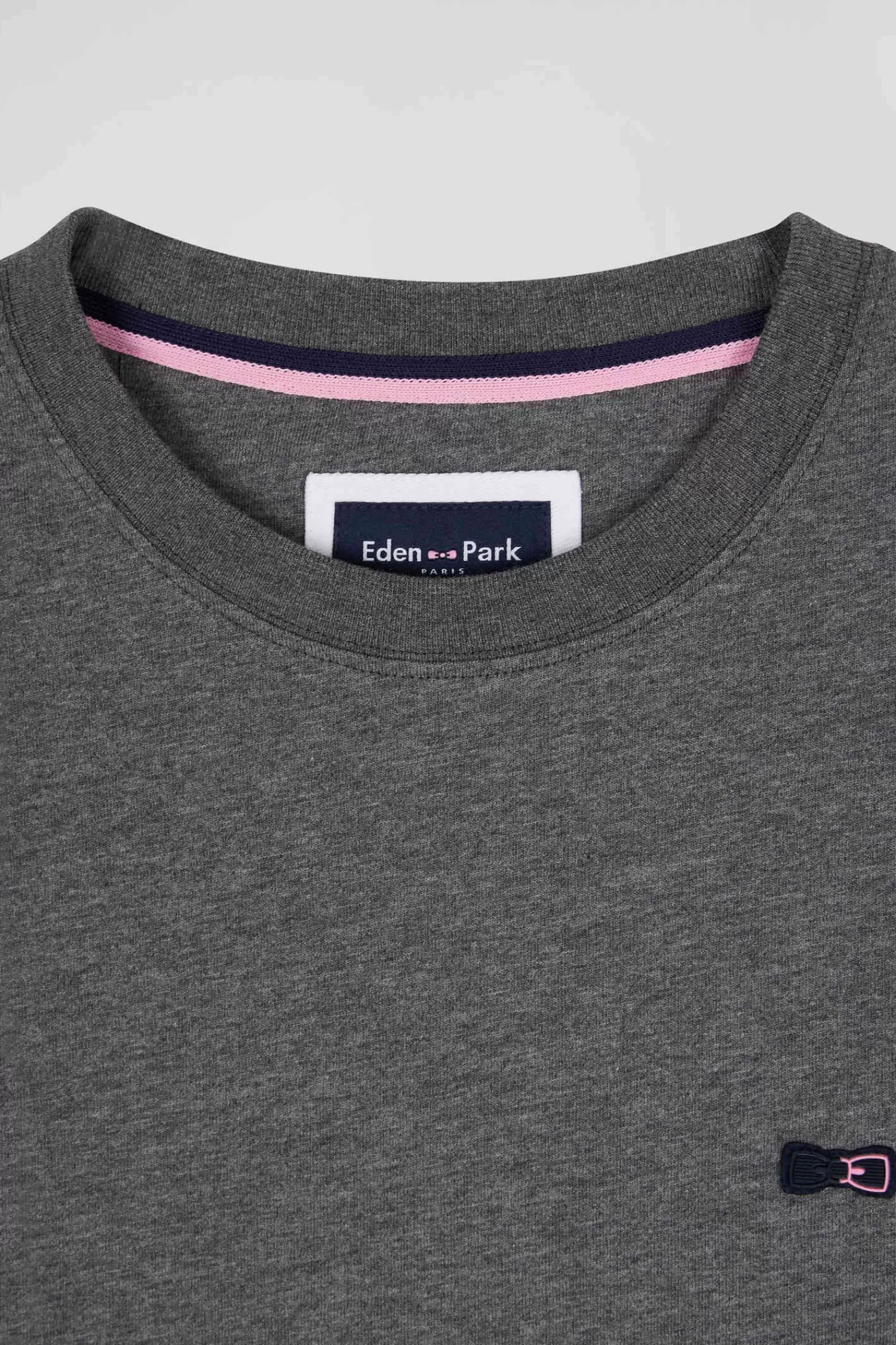 regular_grey_shortsleeved_cotton_tshirt_with_emblem_embroidery_6.webp Eden Park Regular grey short-sleeved cotton T-shirt with emblem embroidery< T-shirts