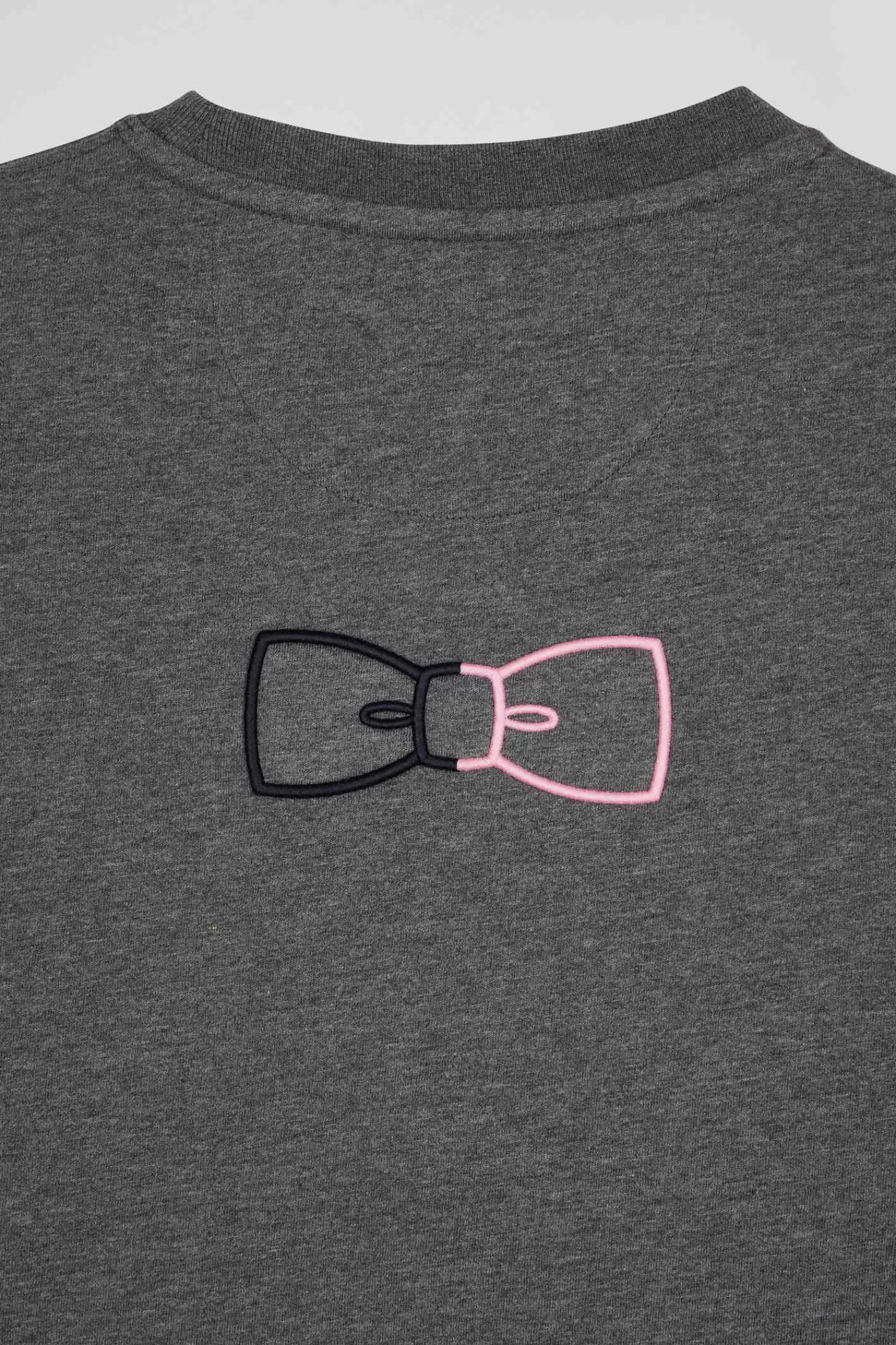 regular_grey_shortsleeved_cotton_tshirt_with_emblem_embroidery_7.webp Eden Park Regular grey short-sleeved cotton T-shirt with emblem embroidery< T-shirts