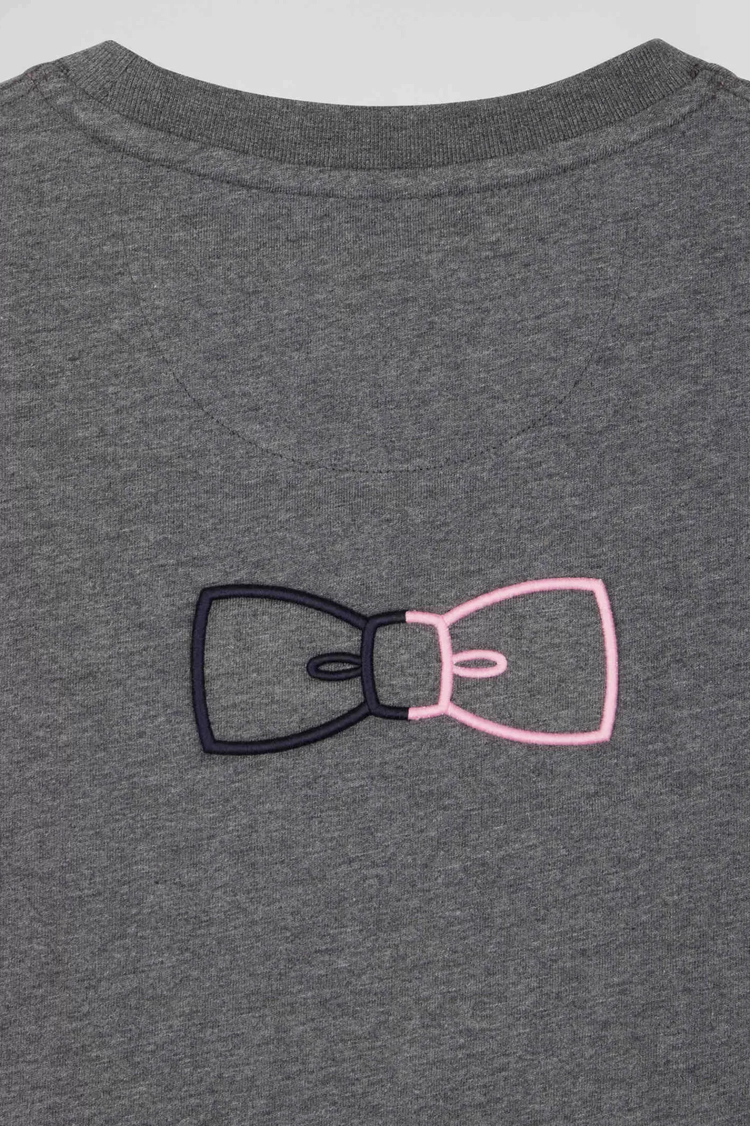 regular_grey_shortsleeved_cotton_tshirt_with_emblem_embroidery_8.webp Eden Park Regular grey short-sleeved cotton T-shirt with emblem embroidery< T-shirts