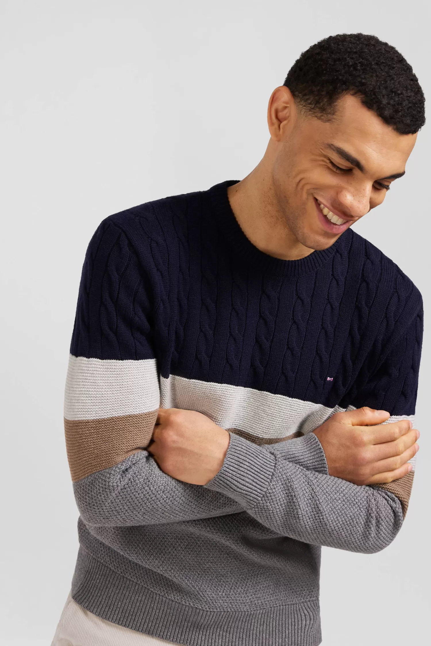 regular_grey_wool_and_cotton_crew_neck_jumper_with_knit_patterns_2.webp Eden Park Regular grey wool and cotton crew neck jumper with knit patterns< Sweaters