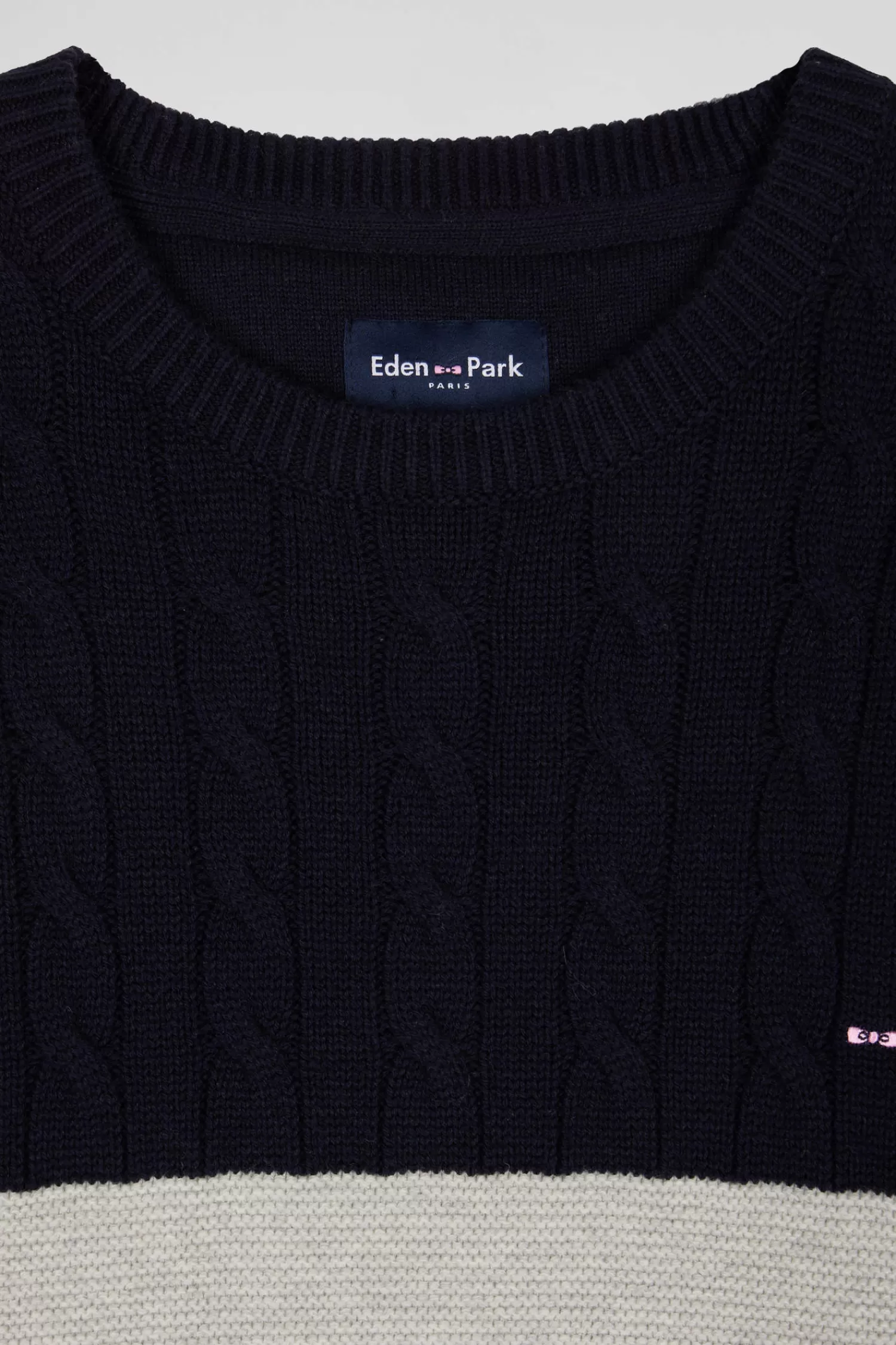 regular_grey_wool_and_cotton_crew_neck_jumper_with_knit_patterns_6.webp Eden Park Regular grey wool and cotton crew neck jumper with knit patterns< Sweaters