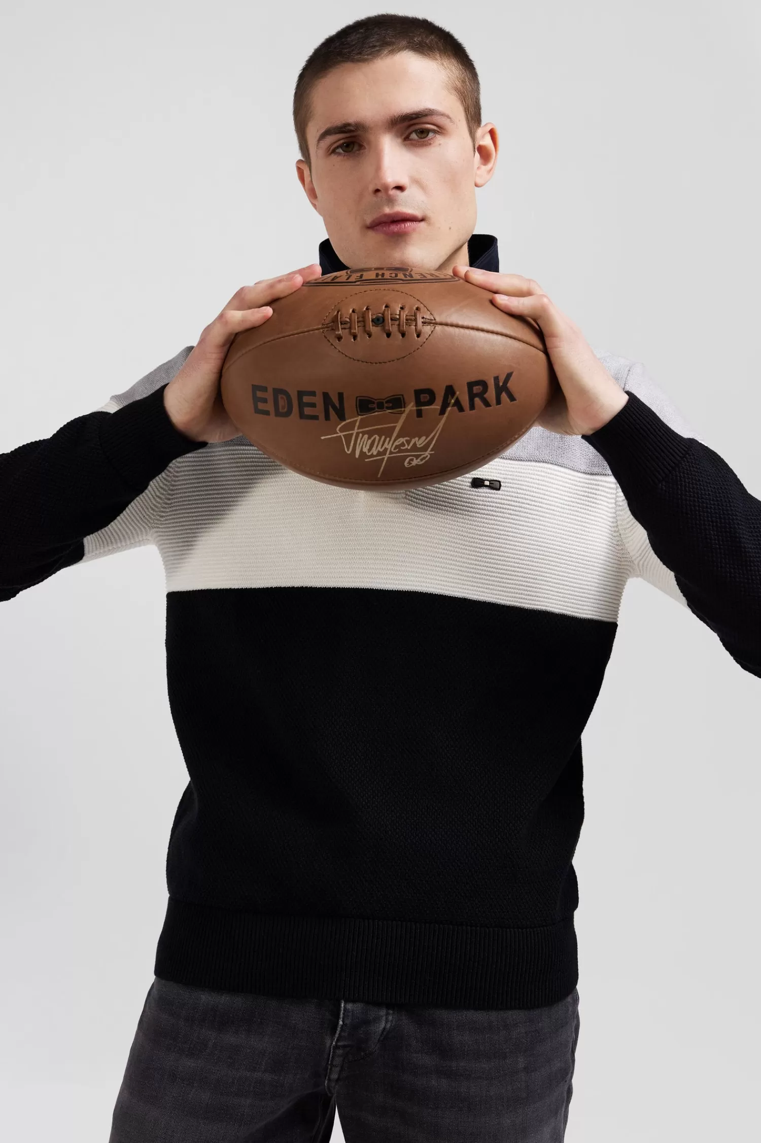 regular_grey_wool_and_cotton_jumper_with_knit_patterns_and_rugby_shirt_collar_2.webp Eden Park Regular grey wool and cotton jumper with knit patterns and rugby shirt collar< Sweaters