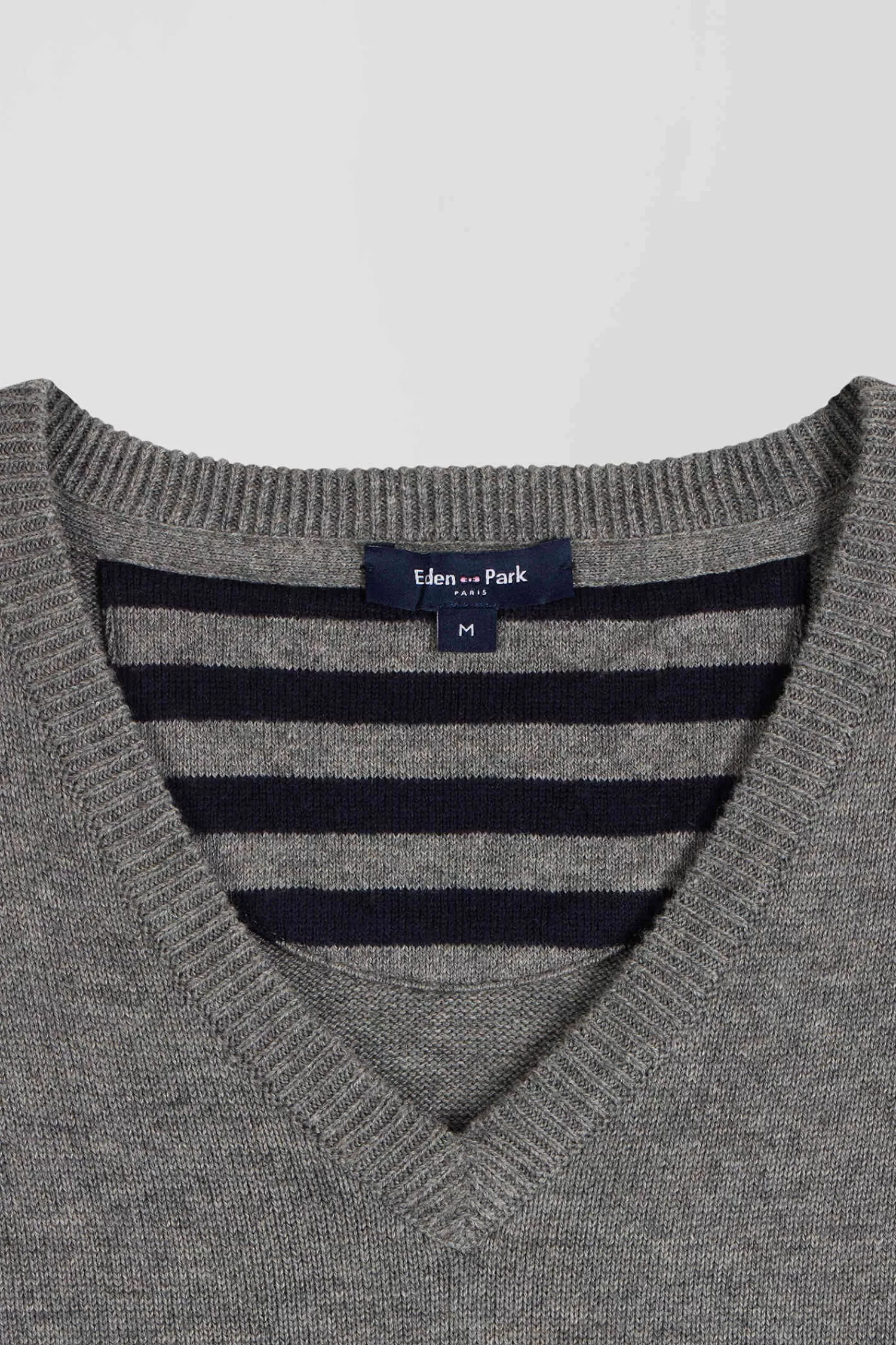regular_grey_wool_and_cotton_vneck_jumper_with_striped_details_8.webp Eden Park Regular grey wool and cotton V-neck jumper with striped details< Sweaters