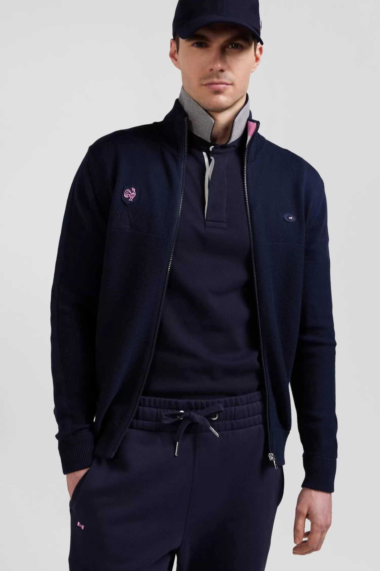 regular_navy_blue_cotton_zipped_cardigan_with_xv_de_france_rubber_badge_and_tricolour_details_2.webp Eden Park Regular navy blue cotton zipped cardigan with XV de France rubber badge and tricolour details< Cardigans