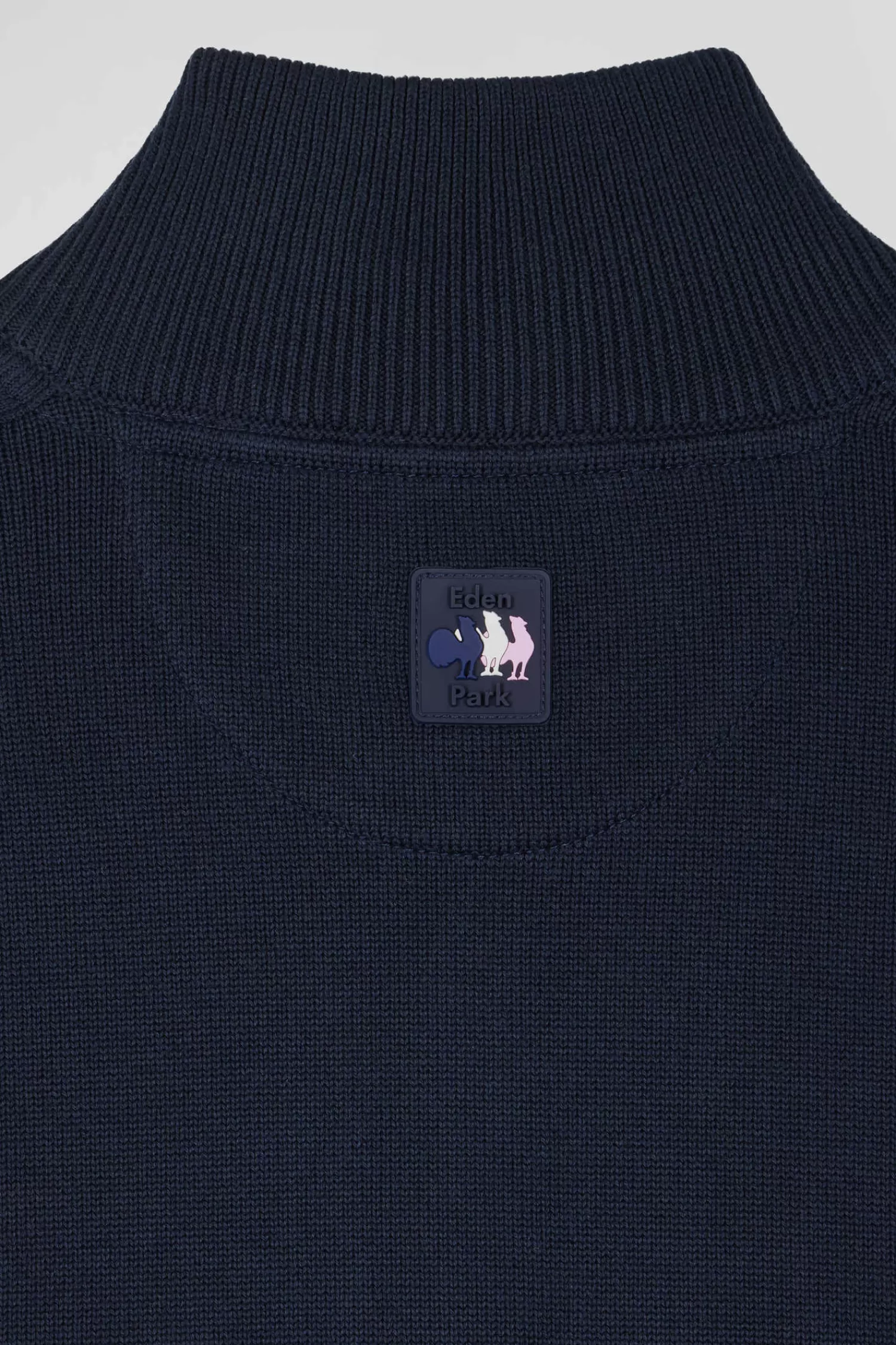 regular_navy_blue_cotton_zipped_cardigan_with_xv_de_france_rubber_badge_and_tricolour_details_8.webp Eden Park Regular navy blue cotton zipped cardigan with XV de France rubber badge and tricolour details< Cardigans