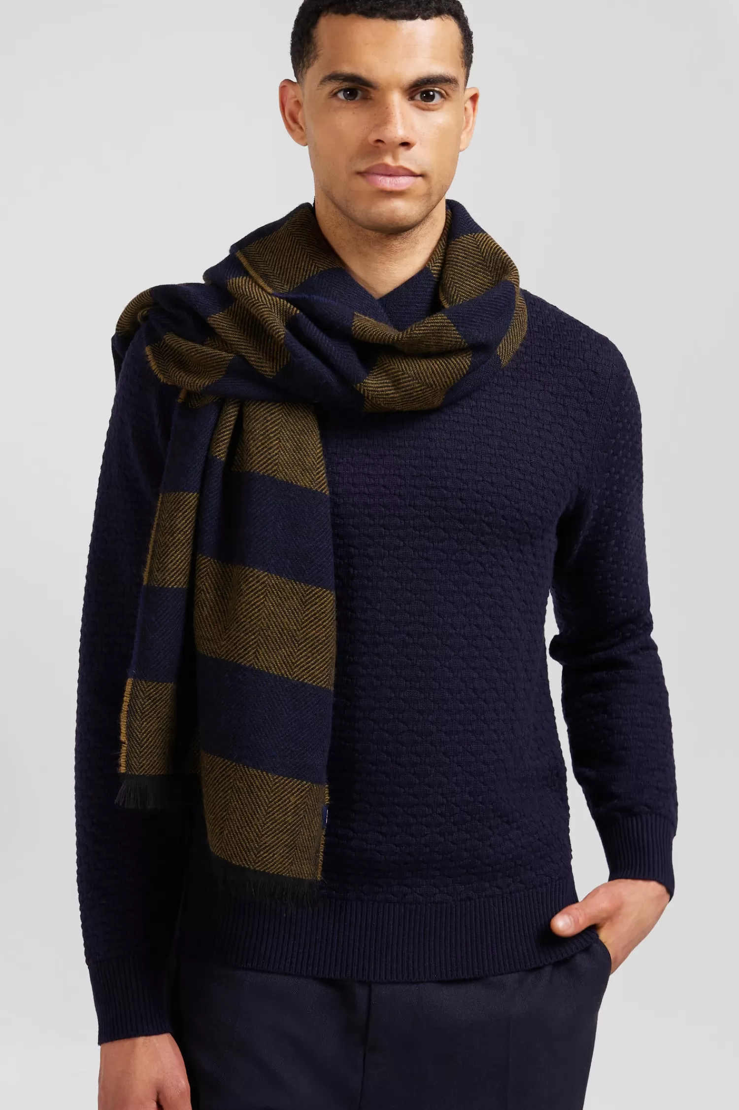 regular_navy_blue_wool_and_cotton_crew_neck_jumper_with_micro_bow_tie_effect_2.webp Eden Park Regular navy blue wool and cotton crew neck jumper with micro bow tie effect< Sweaters