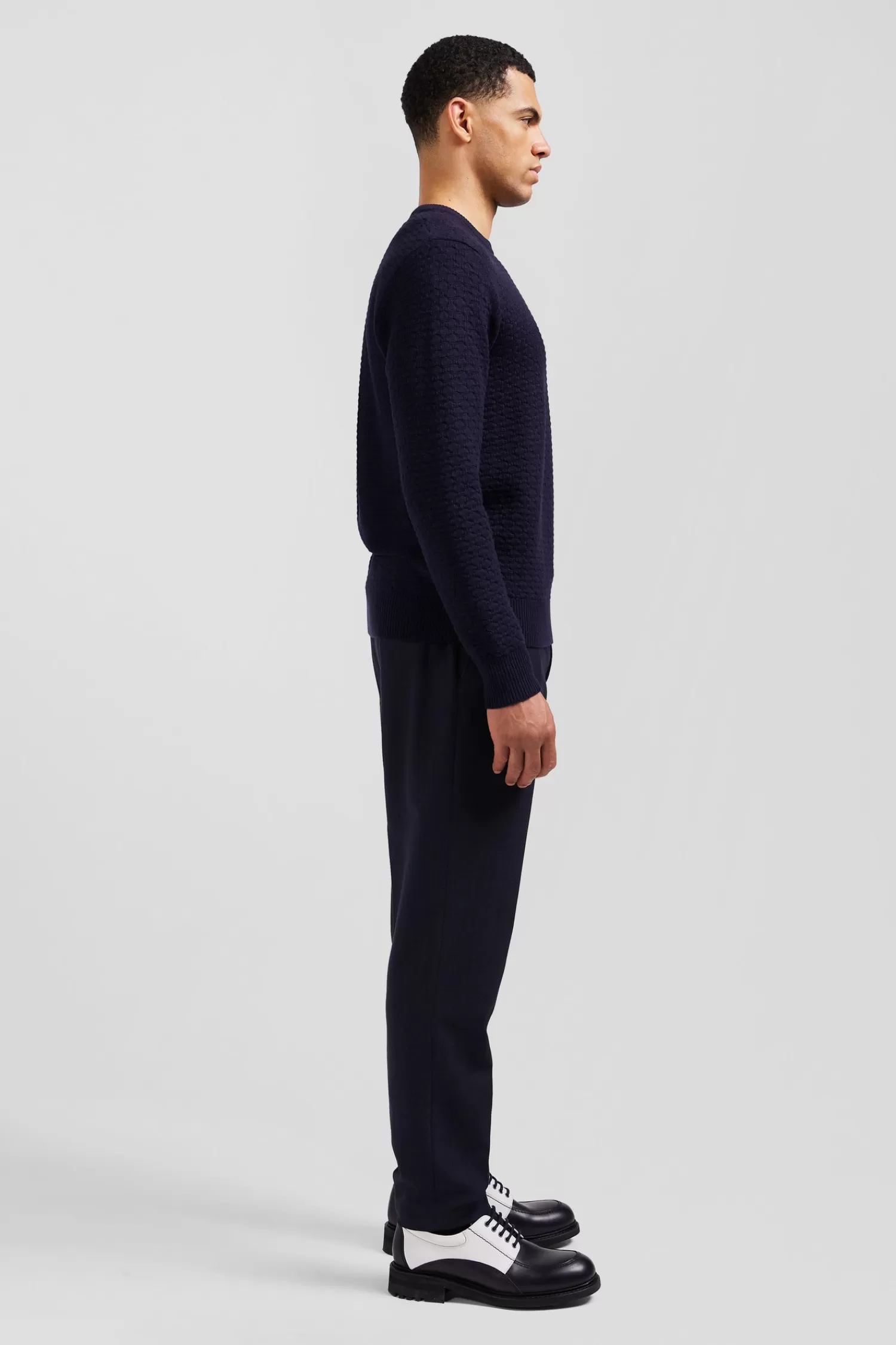 regular_navy_blue_wool_and_cotton_crew_neck_jumper_with_micro_bow_tie_effect_4.webp Eden Park Regular navy blue wool and cotton crew neck jumper with micro bow tie effect< Sweaters