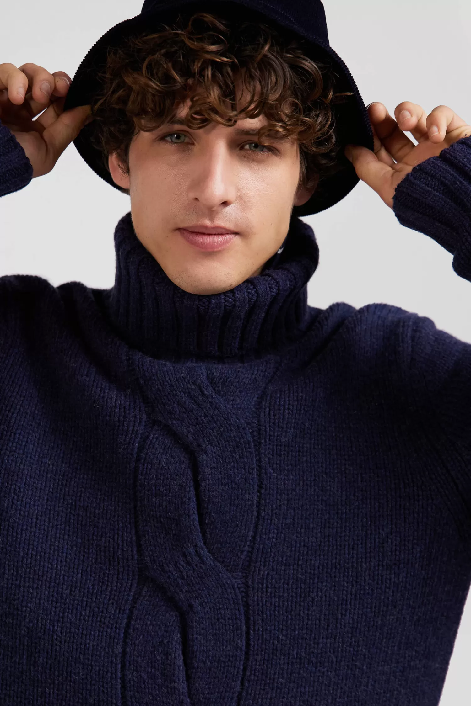 regular_navy_virgin_wool_and_recycled_polyamide_turtleneck_jumper_with_d_knitting_2.webp Eden Park Regular navy virgin wool and recycled polyamide turtleneck jumper with 3D knitting< Sweaters