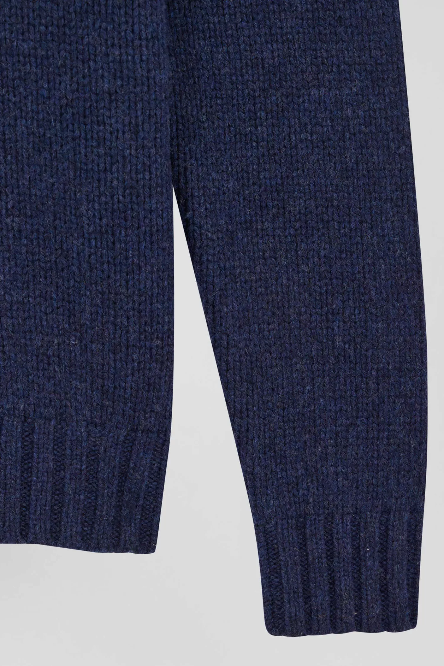 regular_navy_virgin_wool_and_recycled_polyamide_turtleneck_jumper_with_d_knitting_7.webp Eden Park Regular navy virgin wool and recycled polyamide turtleneck jumper with 3D knitting< Sweaters