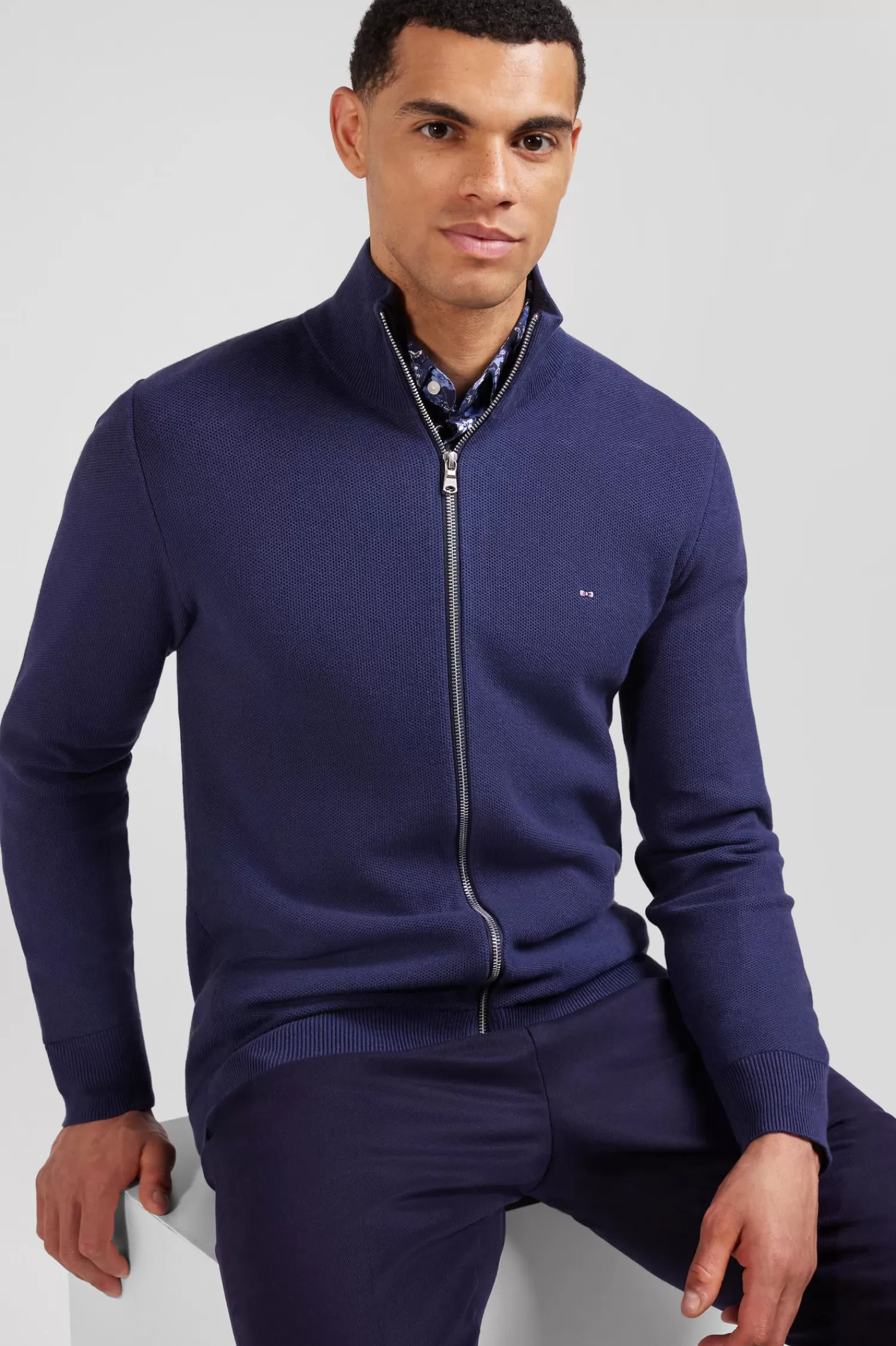 regular_plain_navy_blue_cotton_high_collar_zipped_cardigan_2.webp Eden Park Regular plain navy blue cotton high collar zipped cardigan< Cardigans