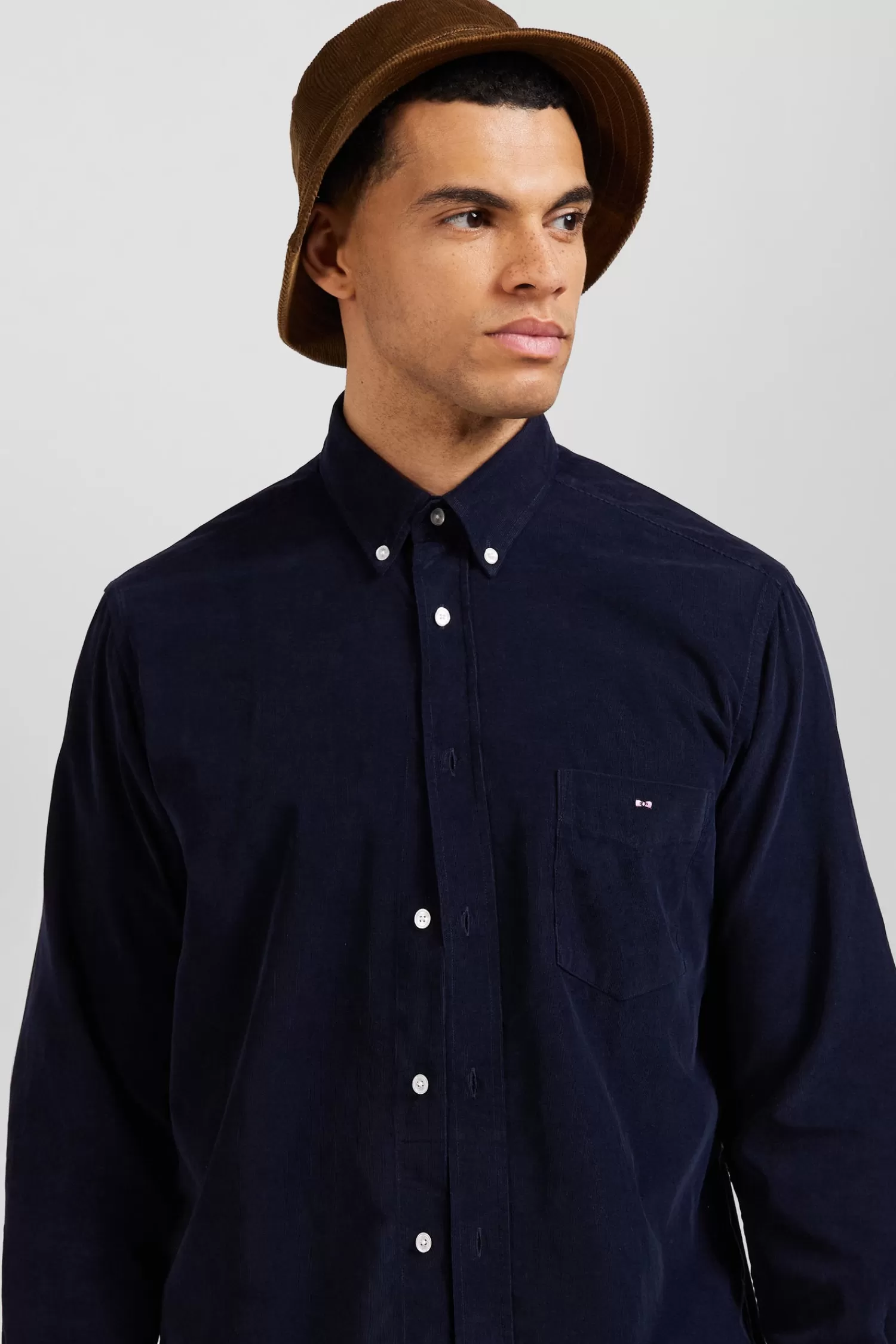 regular_plain_navy_blue_cotton_shirt_with_buttondown_collar_and_chest_pocket_2.webp Eden Park Regular plain navy blue cotton shirt with button-down collar and chest pocket< Shirts