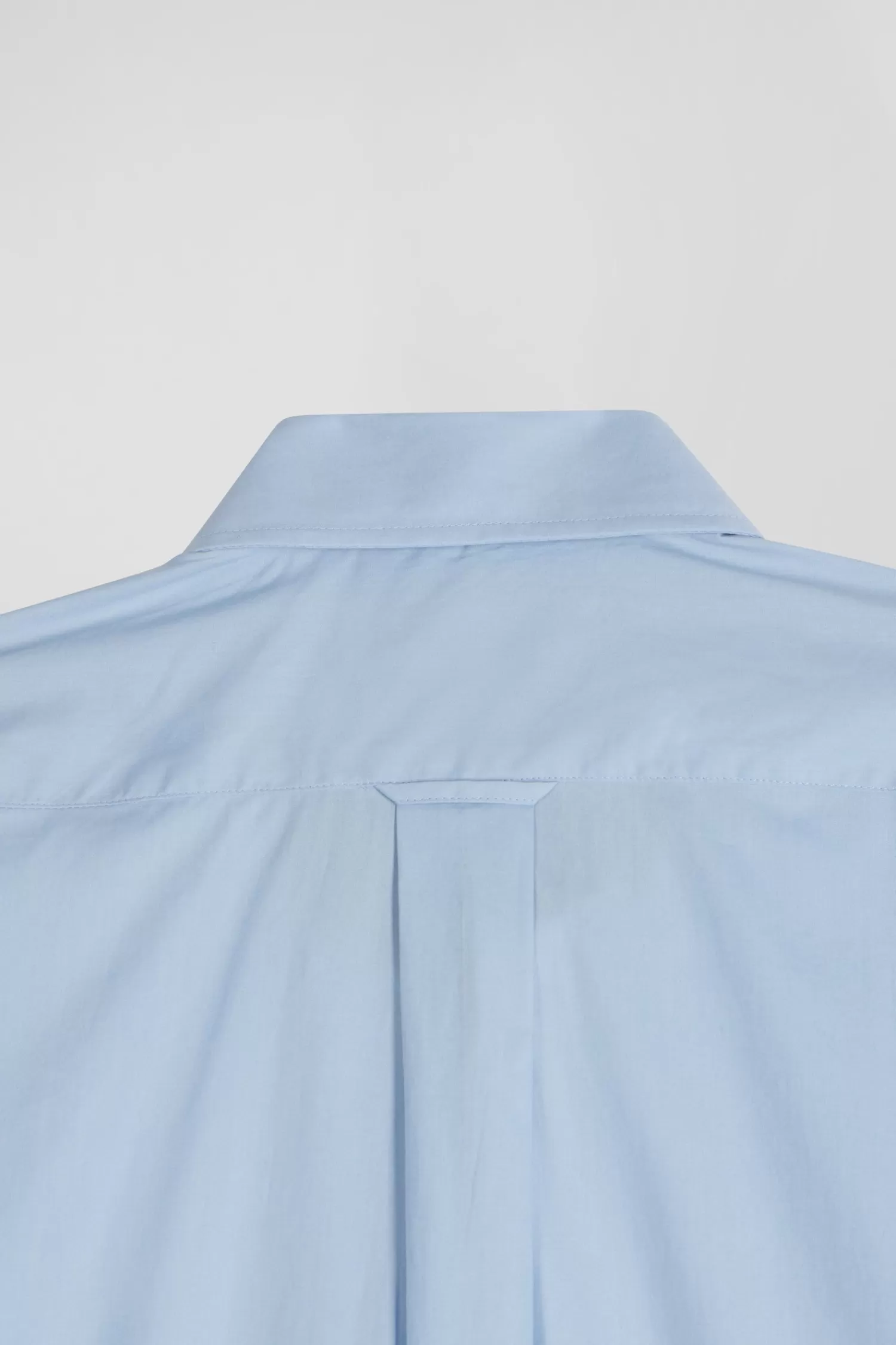 regular_sky_blue_cotton_poplin_shirt_with_buttondown_collar_and_printed_elbow_patches_9.webp Eden Park Regular sky blue cotton poplin shirt with button-down collar and printed elbow patches< Shirts