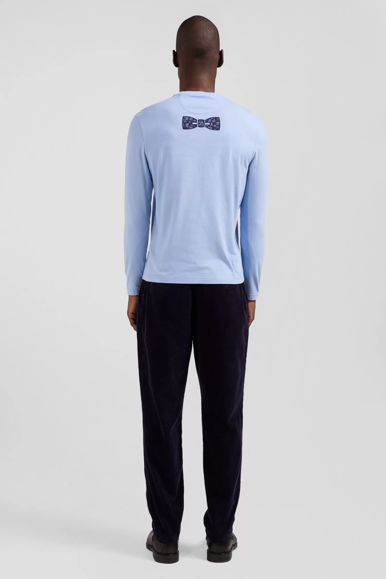 regular_sky_blue_longsleeved_cotton_tshirt_with_floral_back_patch_5.webp Eden Park Regular sky blue long-sleeved cotton T-shirt with floral back patch< T-shirts