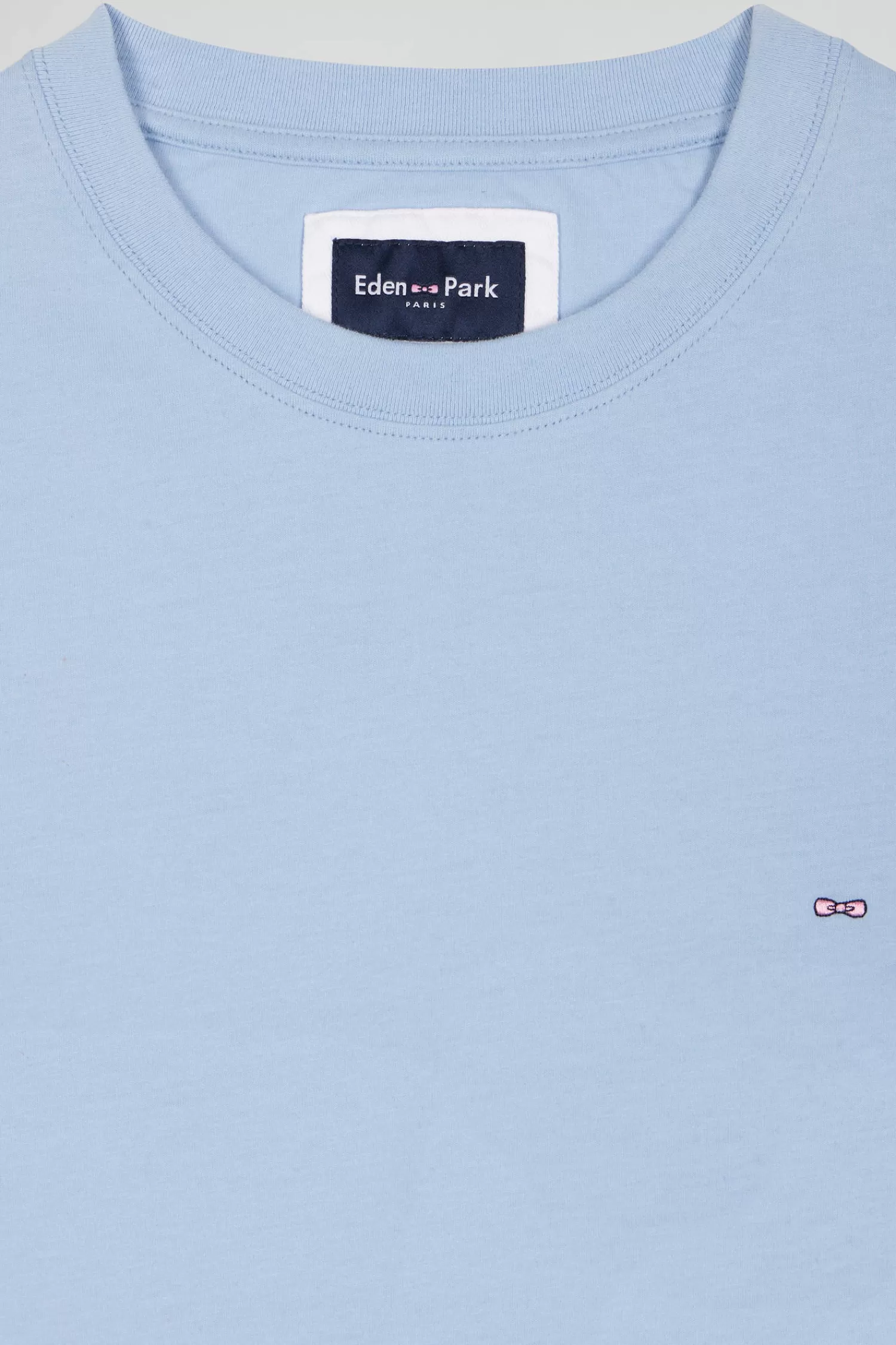 regular_sky_blue_longsleeved_cotton_tshirt_with_floral_back_patch_6.webp Eden Park Regular sky blue long-sleeved cotton T-shirt with floral back patch< T-shirts