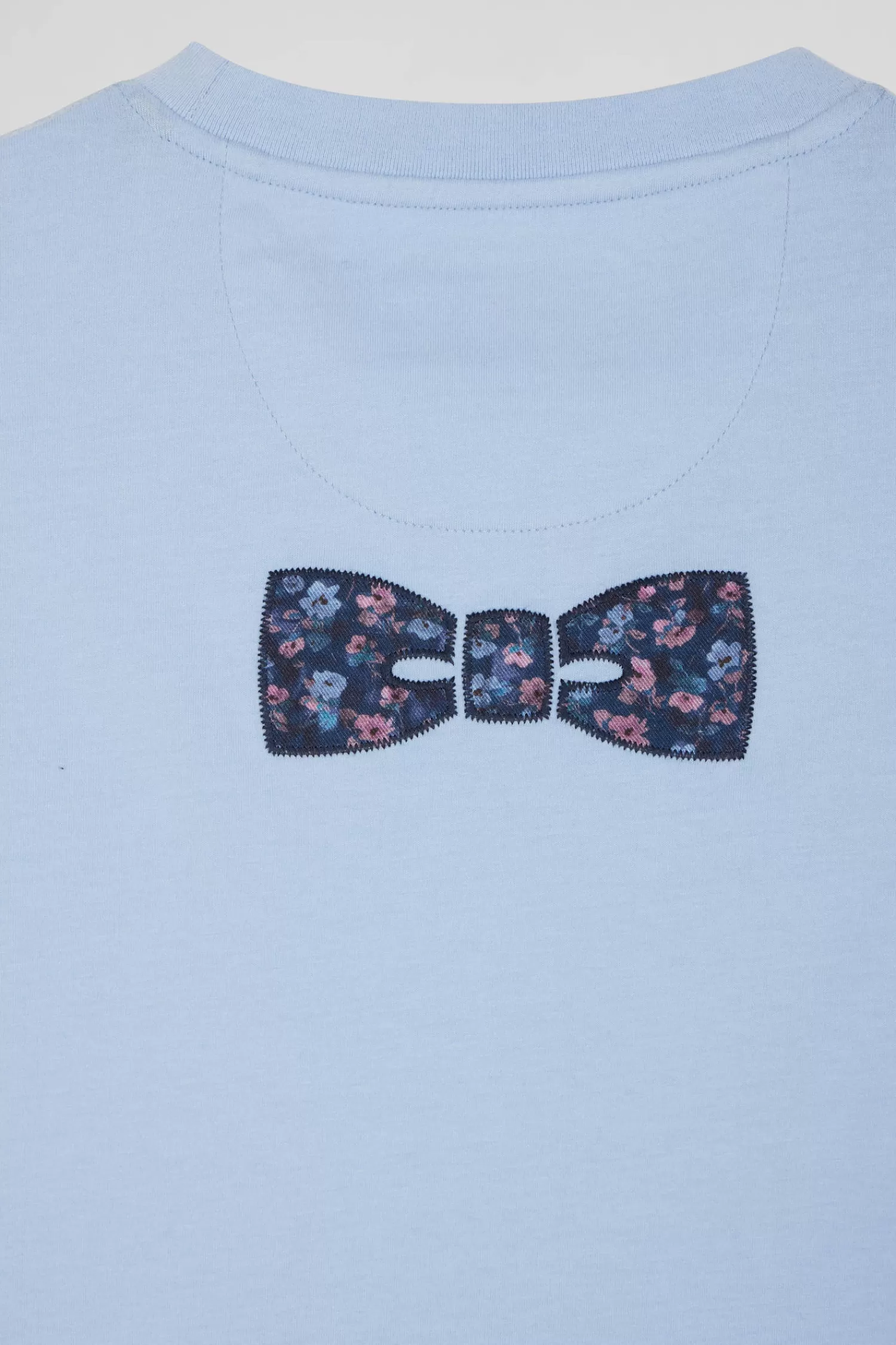 regular_sky_blue_longsleeved_cotton_tshirt_with_floral_back_patch_8.webp Eden Park Regular sky blue long-sleeved cotton T-shirt with floral back patch< T-shirts