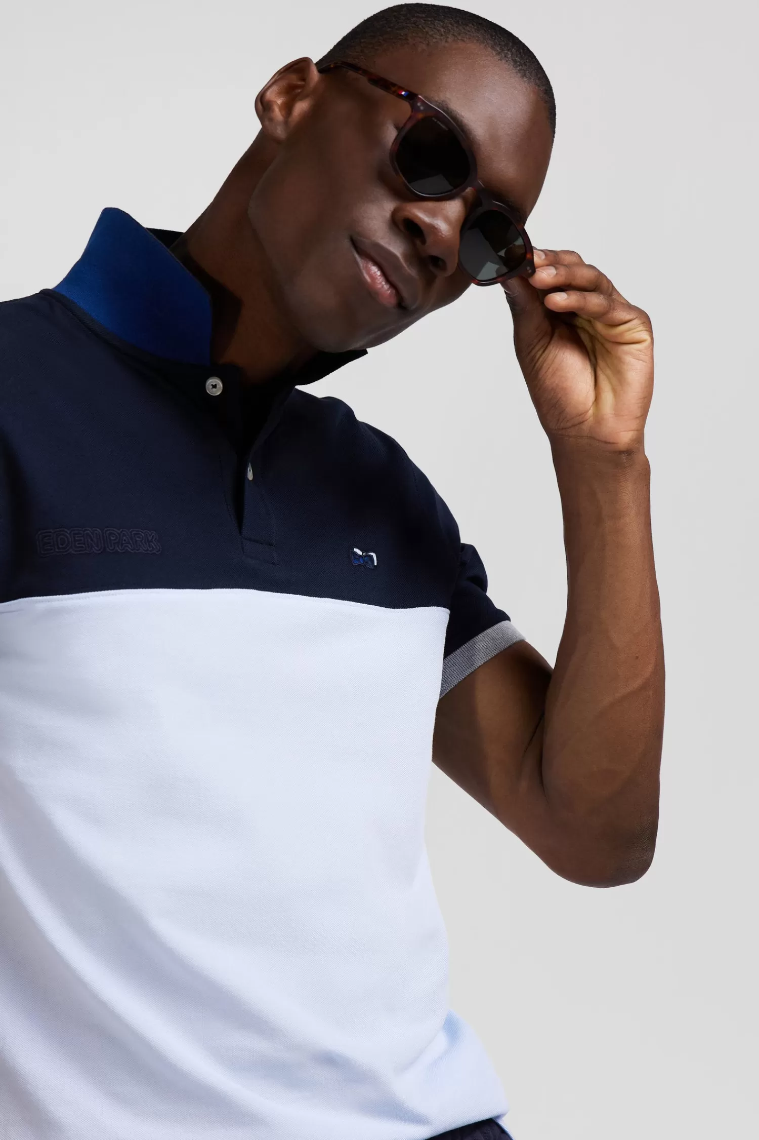 regular_sky_blue_shortsleeved_cotton_piqu_polo_shirt_with_bow_tie_embroidery_and_contrasting_details_2.webp Eden Park Regular sky blue short-sleeved cotton piqué polo shirt with bow tie embroidery and contrasting details< Polos
