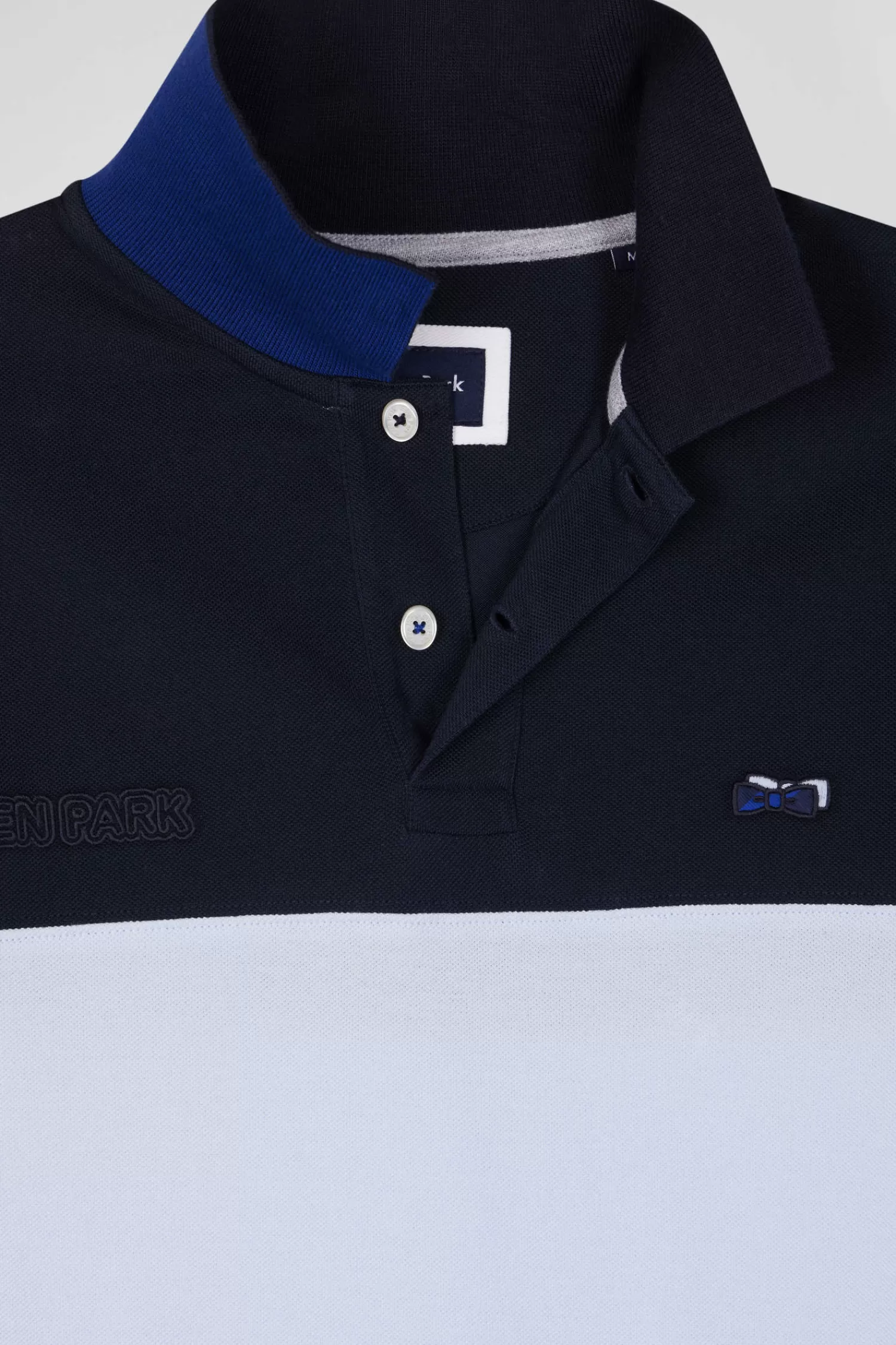 regular_sky_blue_shortsleeved_cotton_piqu_polo_shirt_with_bow_tie_embroidery_and_contrasting_details_6.webp Eden Park Regular sky blue short-sleeved cotton piqué polo shirt with bow tie embroidery and contrasting details< Polos