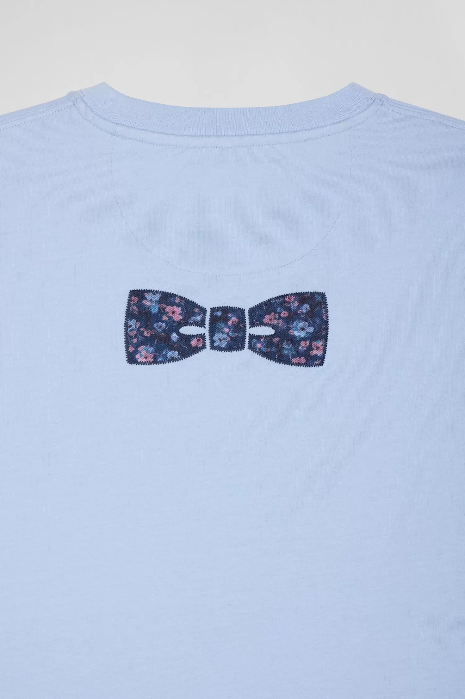 regular_sky_blue_shortsleeved_cotton_tshirt_with_back_patch_8.webp Eden Park Regular sky blue short-sleeved cotton T-shirt with back patch< T-shirts