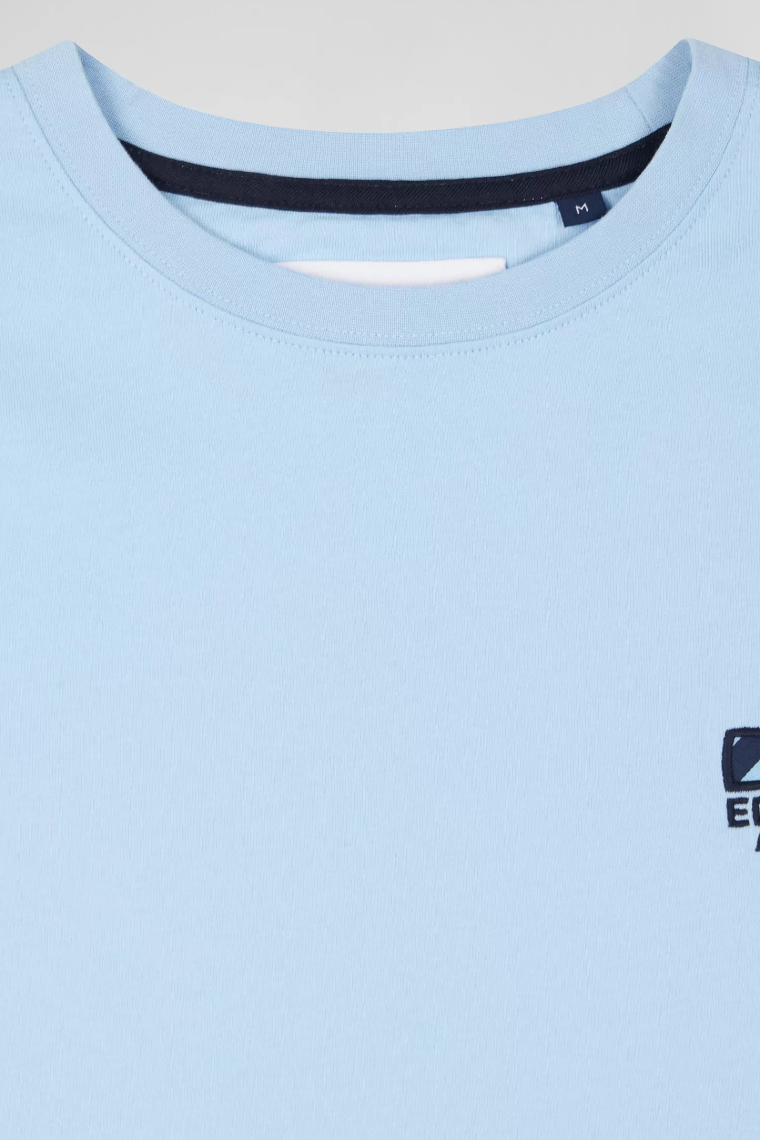 regular_sky_blue_shortsleeved_cotton_tshirt_with_tie_patchwork_emblem_6.webp Eden Park Regular sky blue short-sleeved cotton T-shirt with tie patchwork emblem< T-shirts