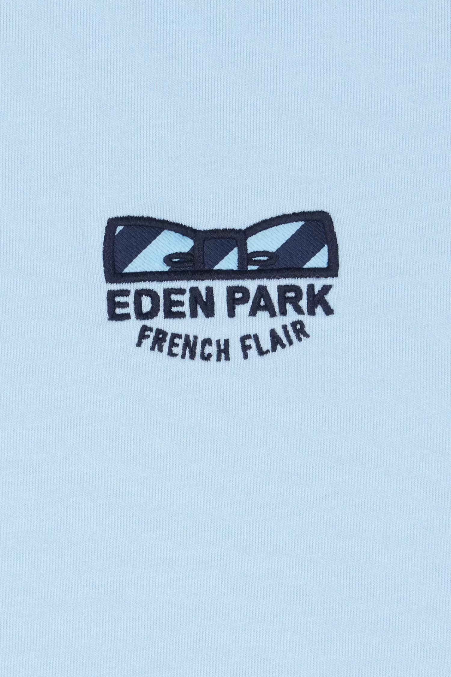 regular_sky_blue_shortsleeved_cotton_tshirt_with_tie_patchwork_emblem_8.webp Eden Park Regular sky blue short-sleeved cotton T-shirt with tie patchwork emblem< T-shirts