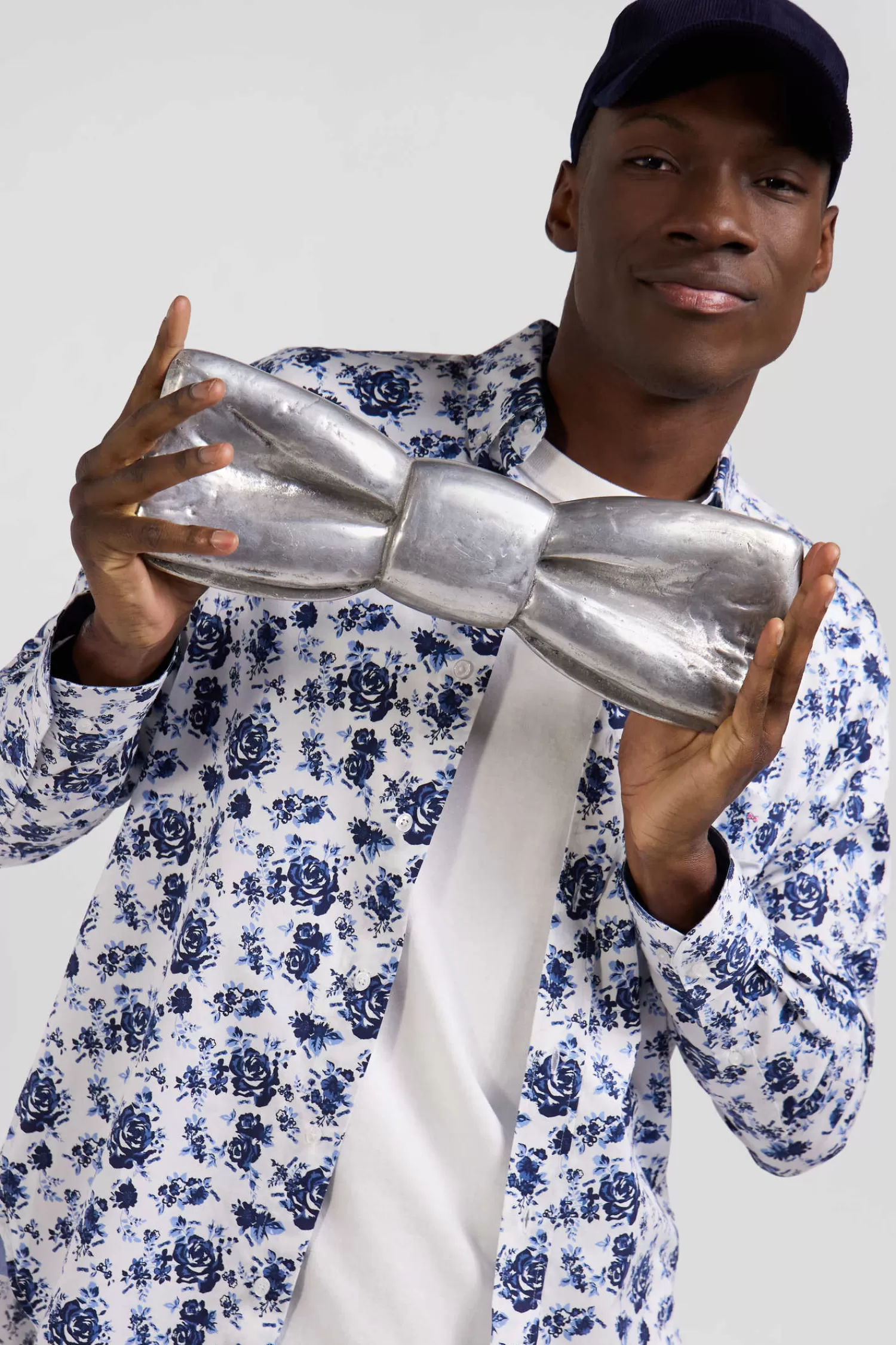 regular_white_cotton_twill_shirt_with_blue_floral_print_2.webp Eden Park Regular white cotton twill shirt with blue floral print< Shirts