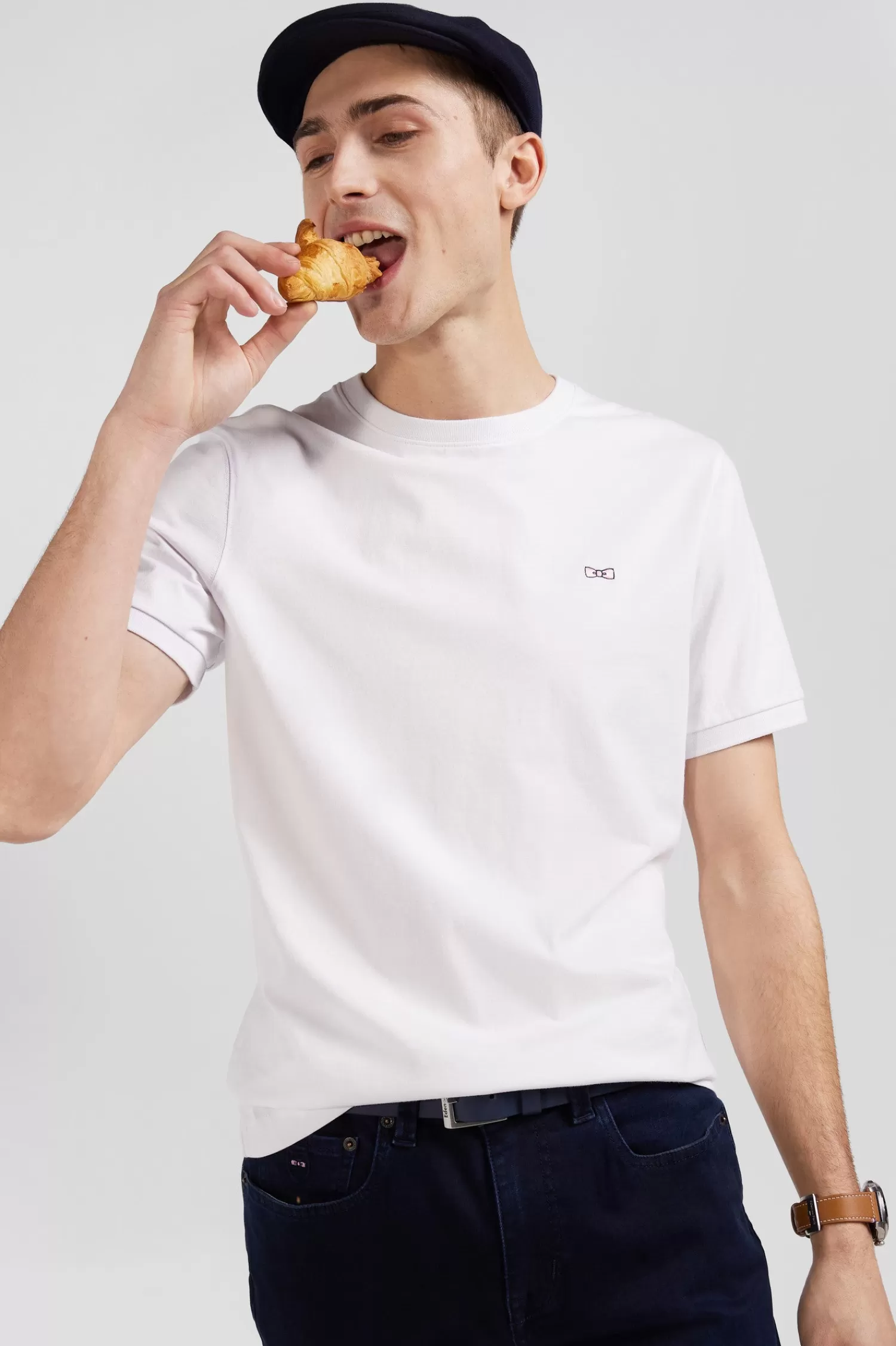 regular_white_shortsleeved_cotton_tshirt_with_back_emblem_embroidery_2.webp Eden Park Regular white short-sleeved cotton T-shirt with back emblem embroidery< T-shirts