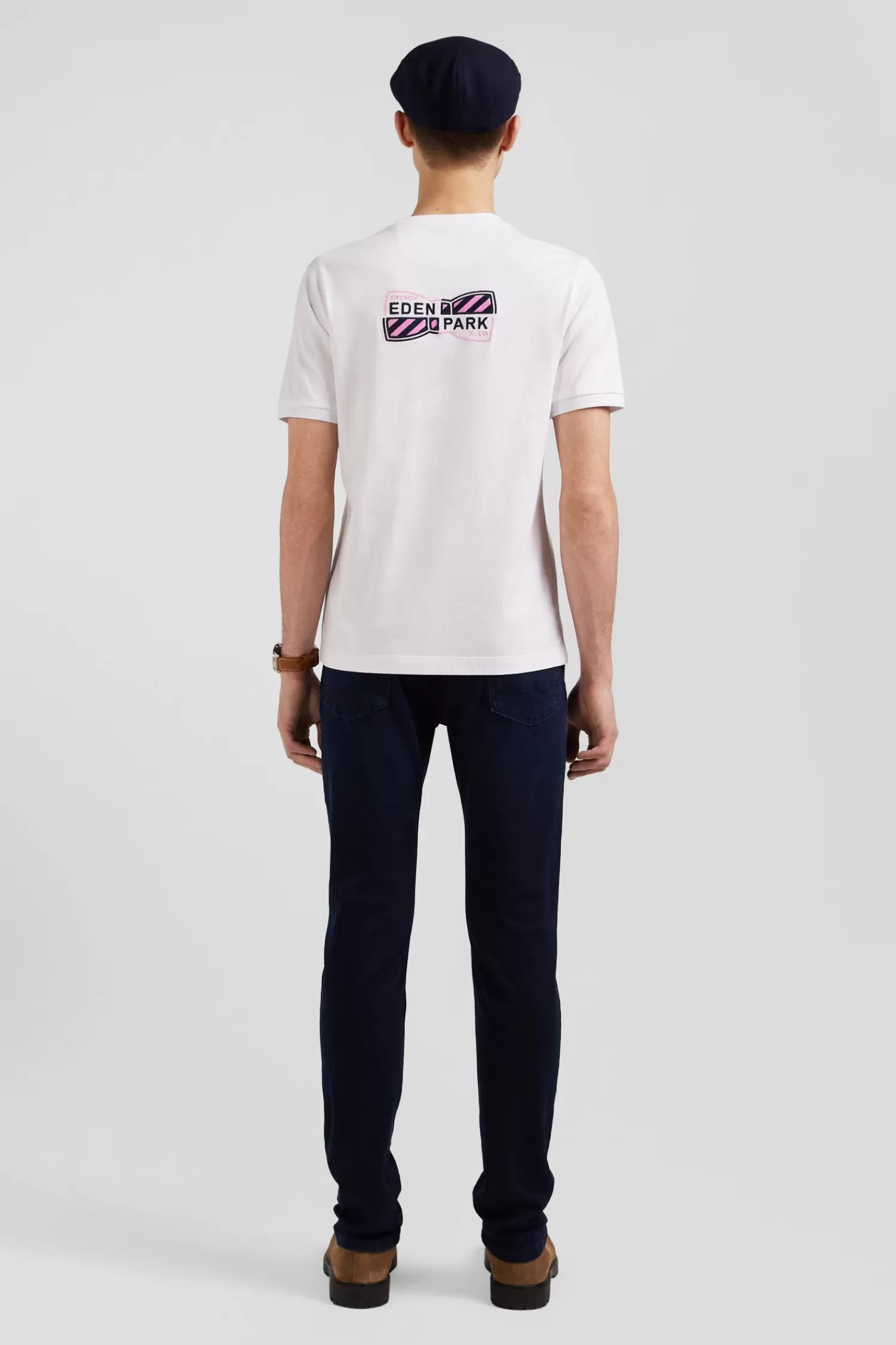 regular_white_shortsleeved_cotton_tshirt_with_back_emblem_embroidery_3.webp Eden Park Regular white short-sleeved cotton T-shirt with back emblem embroidery< T-shirts
