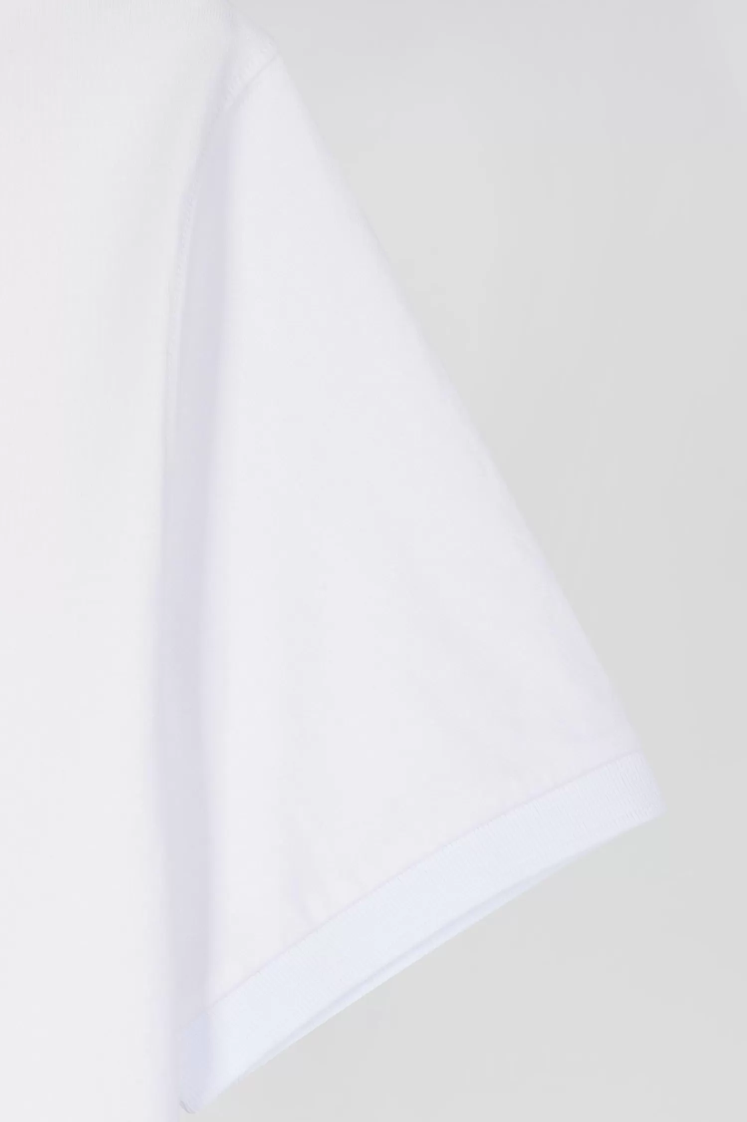 regular_white_shortsleeved_cotton_tshirt_with_back_emblem_embroidery_7.webp Eden Park Regular white short-sleeved cotton T-shirt with back emblem embroidery< T-shirts