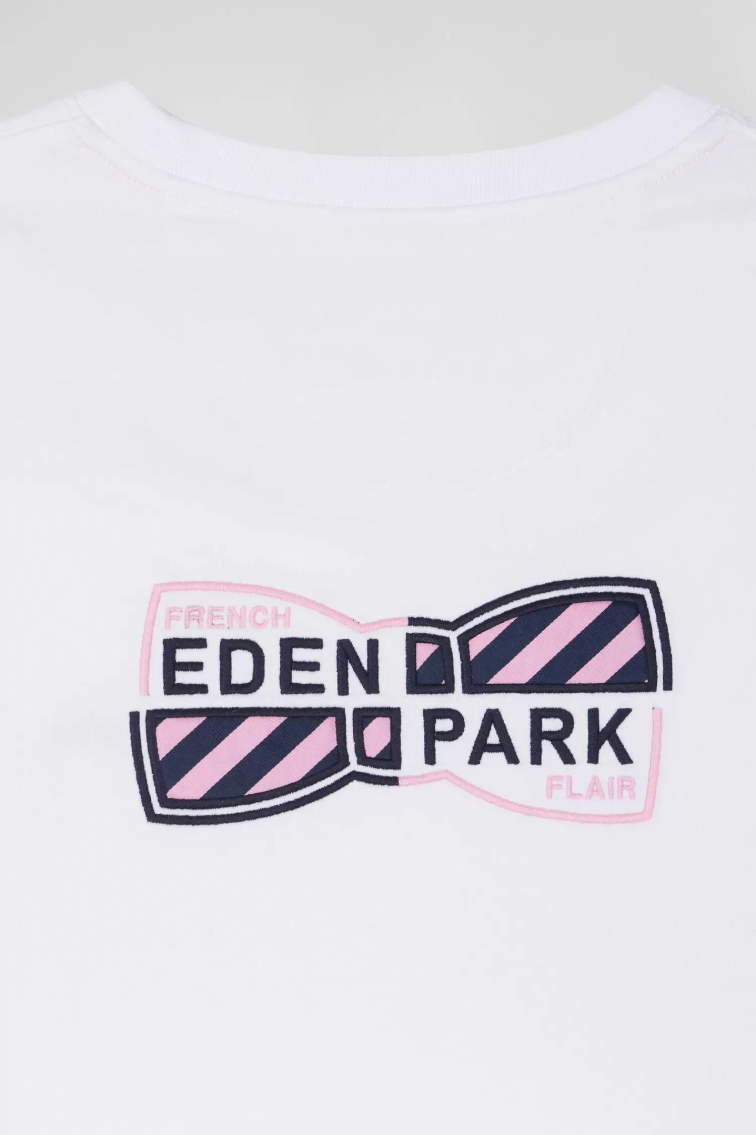 regular_white_shortsleeved_cotton_tshirt_with_back_emblem_embroidery_8.webp Eden Park Regular white short-sleeved cotton T-shirt with back emblem embroidery< T-shirts