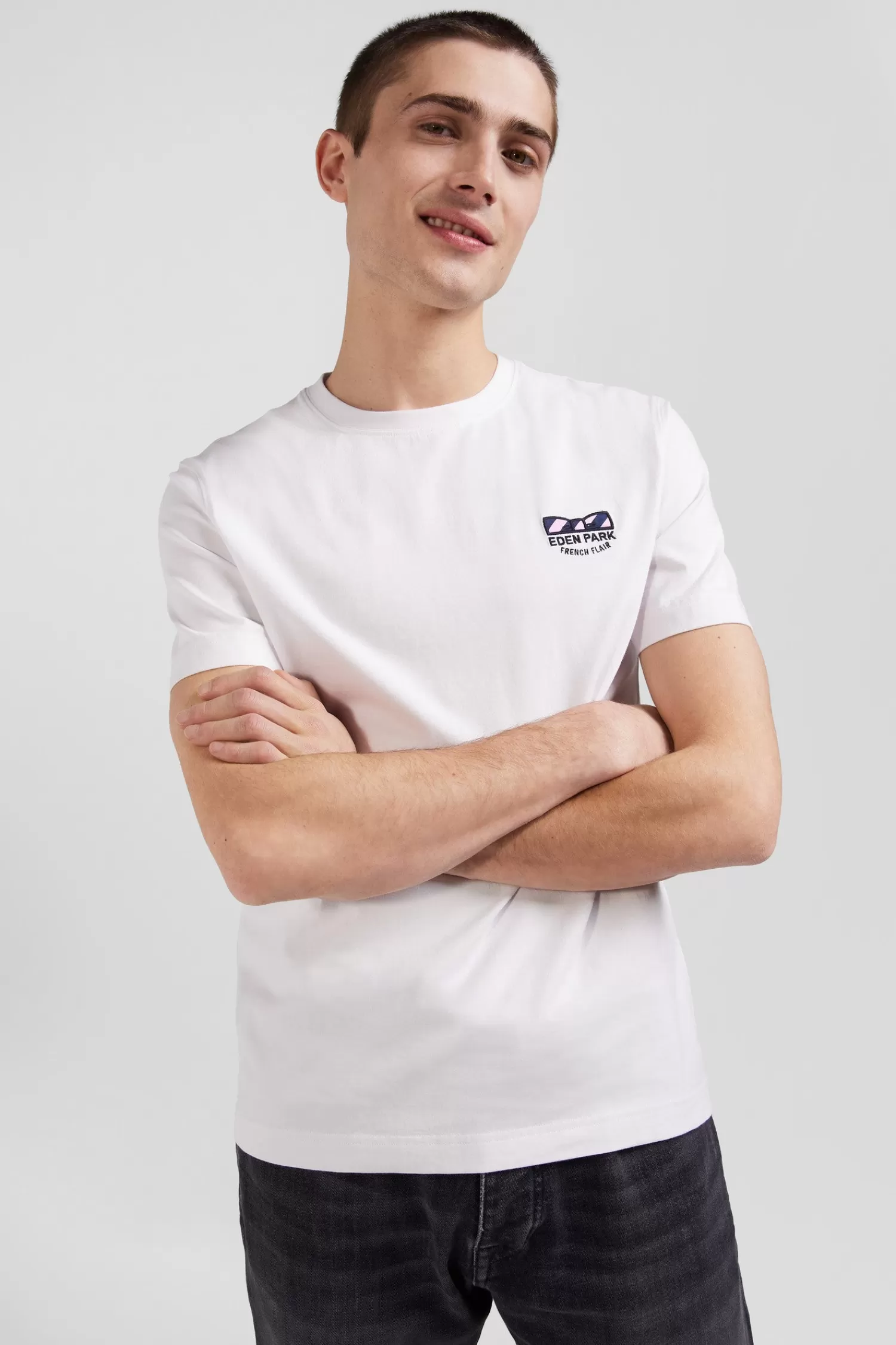 regular_white_shortsleeved_cotton_tshirt_with_tie_patchwork_emblem_2.webp Eden Park Regular white short-sleeved cotton T-shirt with tie patchwork emblem< T-shirts