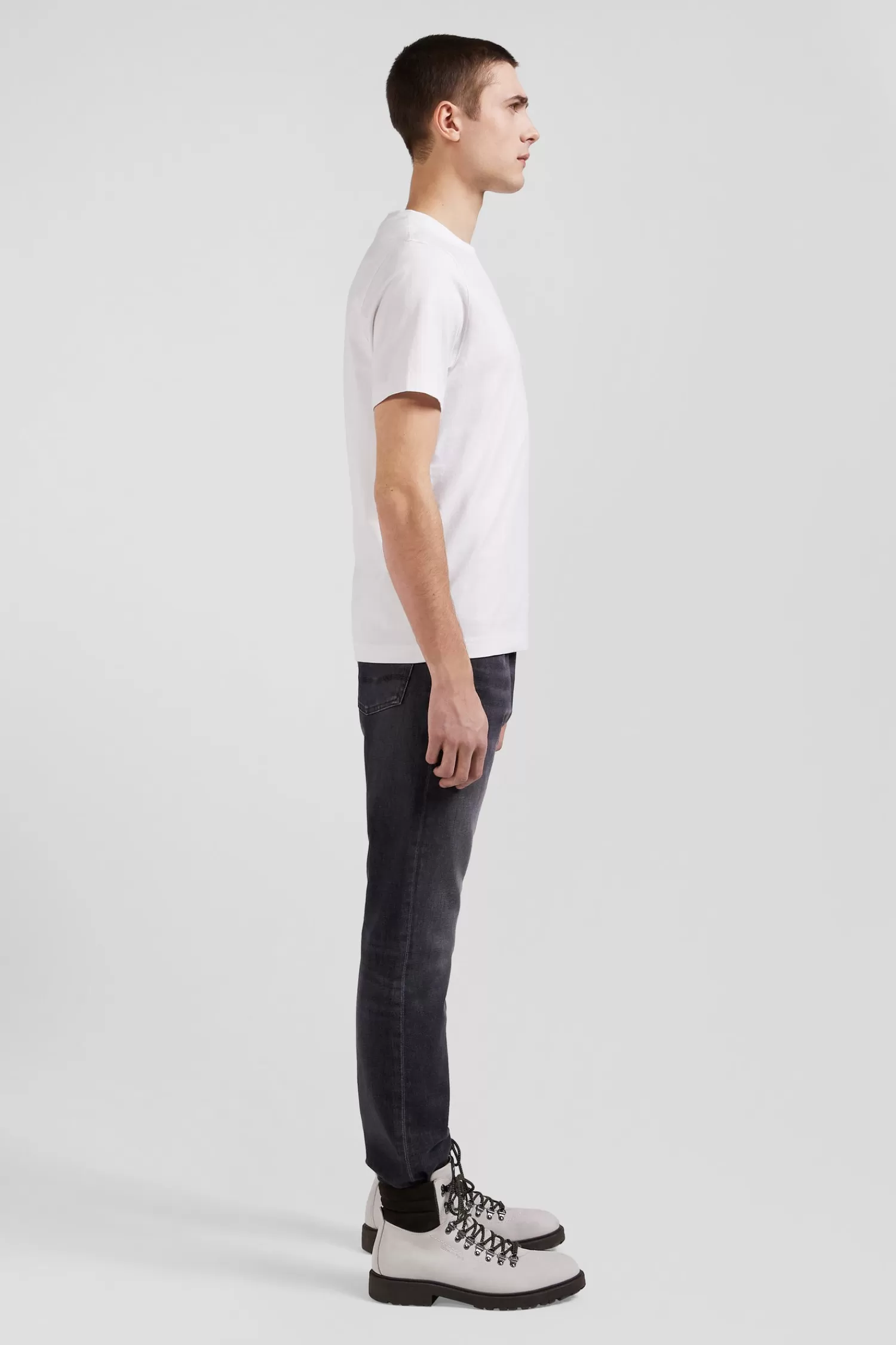 regular_white_shortsleeved_cotton_tshirt_with_tie_patchwork_emblem_4.webp Eden Park Regular white short-sleeved cotton T-shirt with tie patchwork emblem< T-shirts