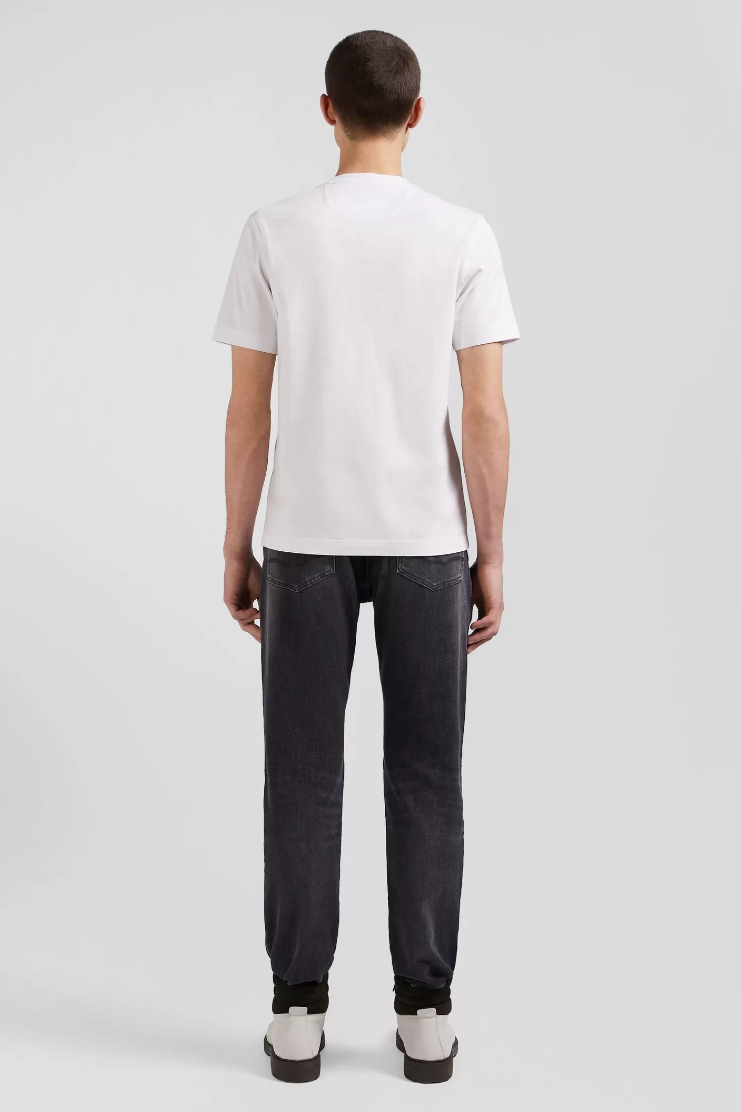 regular_white_shortsleeved_cotton_tshirt_with_tie_patchwork_emblem_5.webp Eden Park Regular white short-sleeved cotton T-shirt with tie patchwork emblem< T-shirts