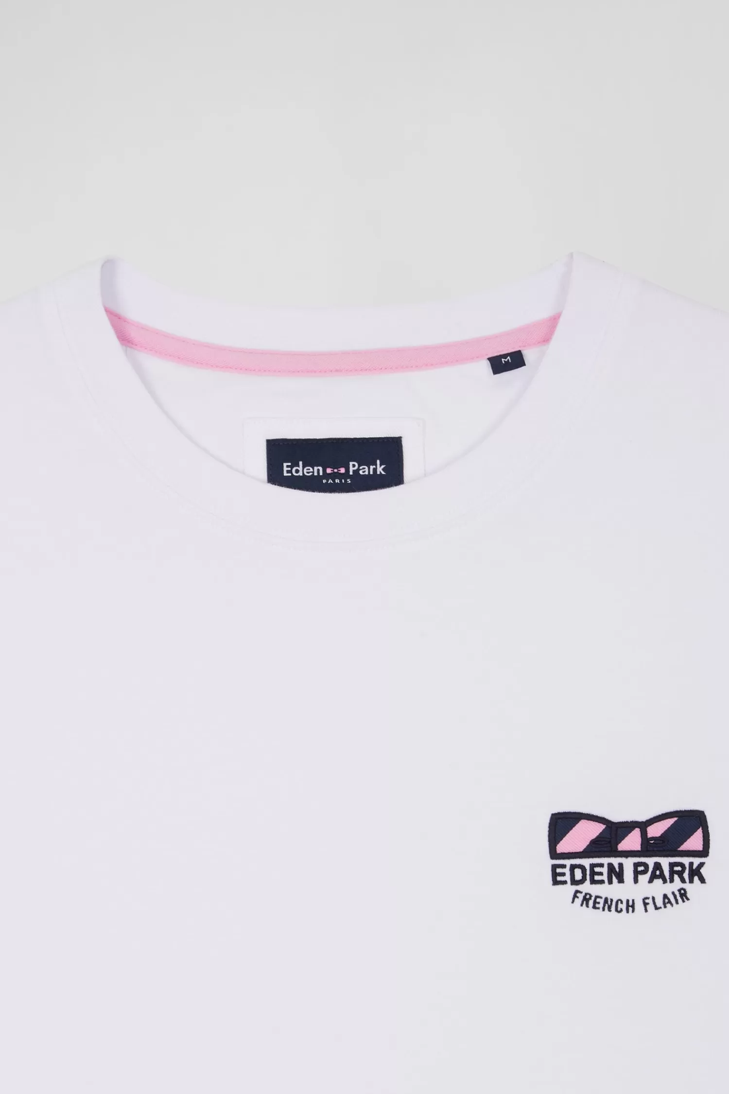 regular_white_shortsleeved_cotton_tshirt_with_tie_patchwork_emblem_6.webp Eden Park Regular white short-sleeved cotton T-shirt with tie patchwork emblem< T-shirts