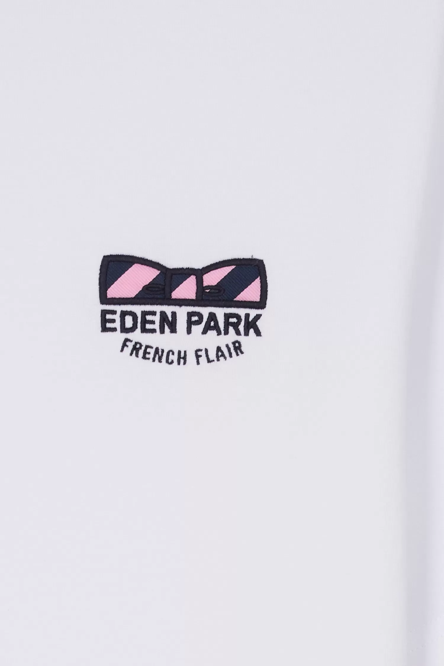 regular_white_shortsleeved_cotton_tshirt_with_tie_patchwork_emblem_7.webp Eden Park Regular white short-sleeved cotton T-shirt with tie patchwork emblem< T-shirts