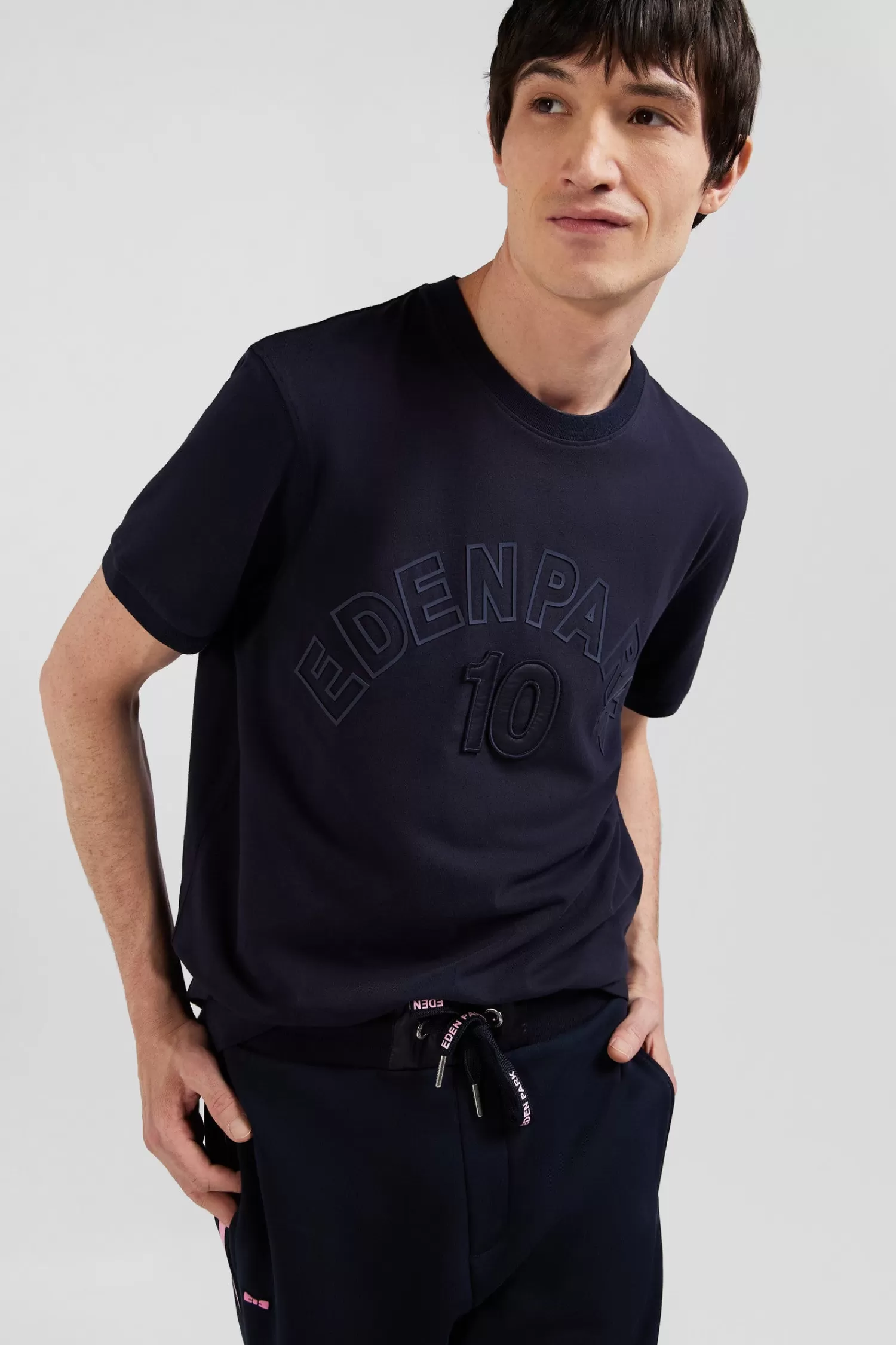 relaxed_navy_and_sky_blue_bicolor_shortsleeved_cotton_tshirt_with_eden_park__print_2.webp Eden Park Relaxed navy and sky blue bicolor short-sleeved cotton T-shirt with 10 print< T-shirts