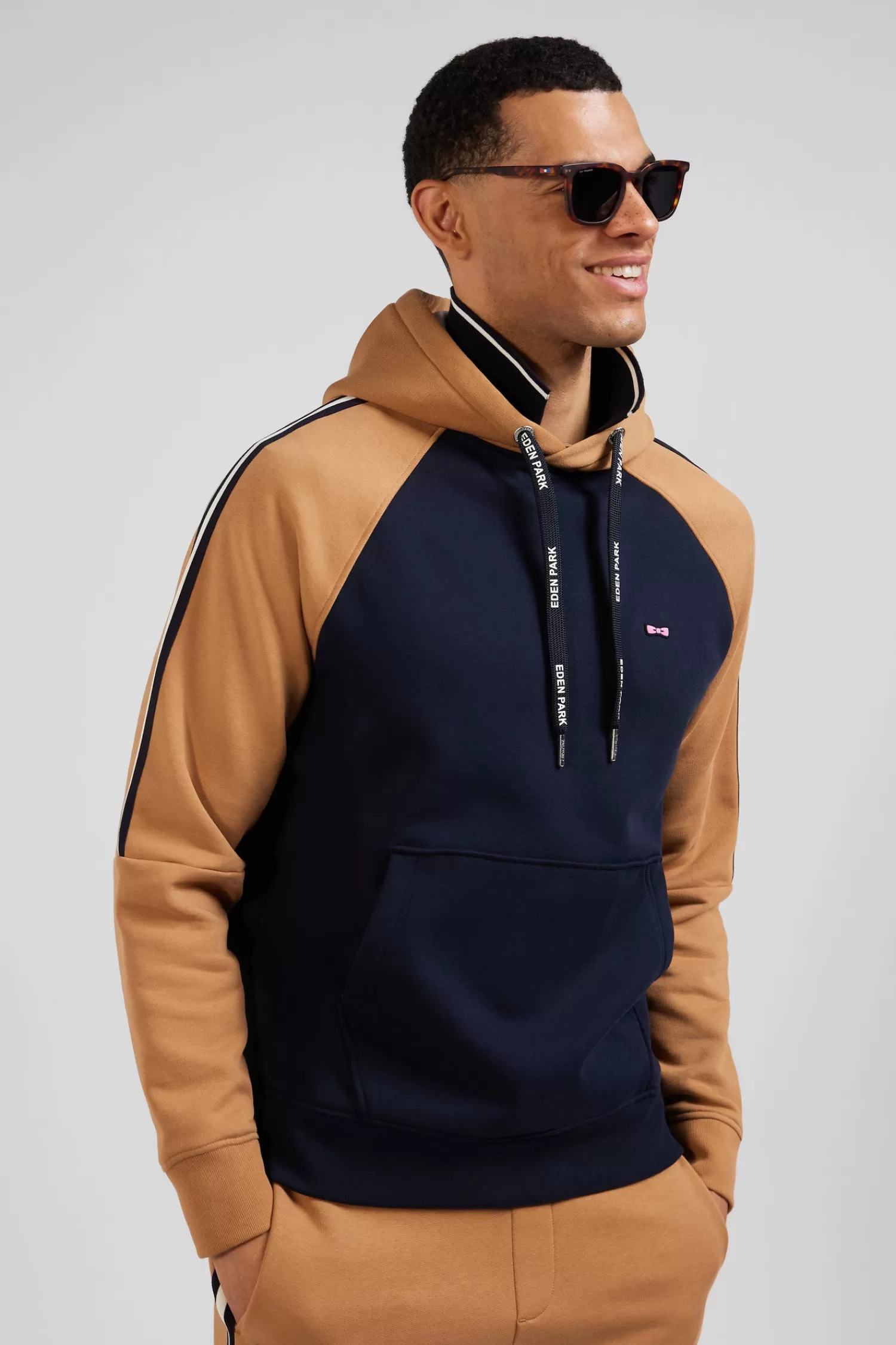 relaxed_navy_blue_and_camel_fleece_hoodie_with_branded_drawstrings_2.webp Eden Park Relaxed navy blue and camel fleece hoodie with branded drawstrings< Sweatshirts