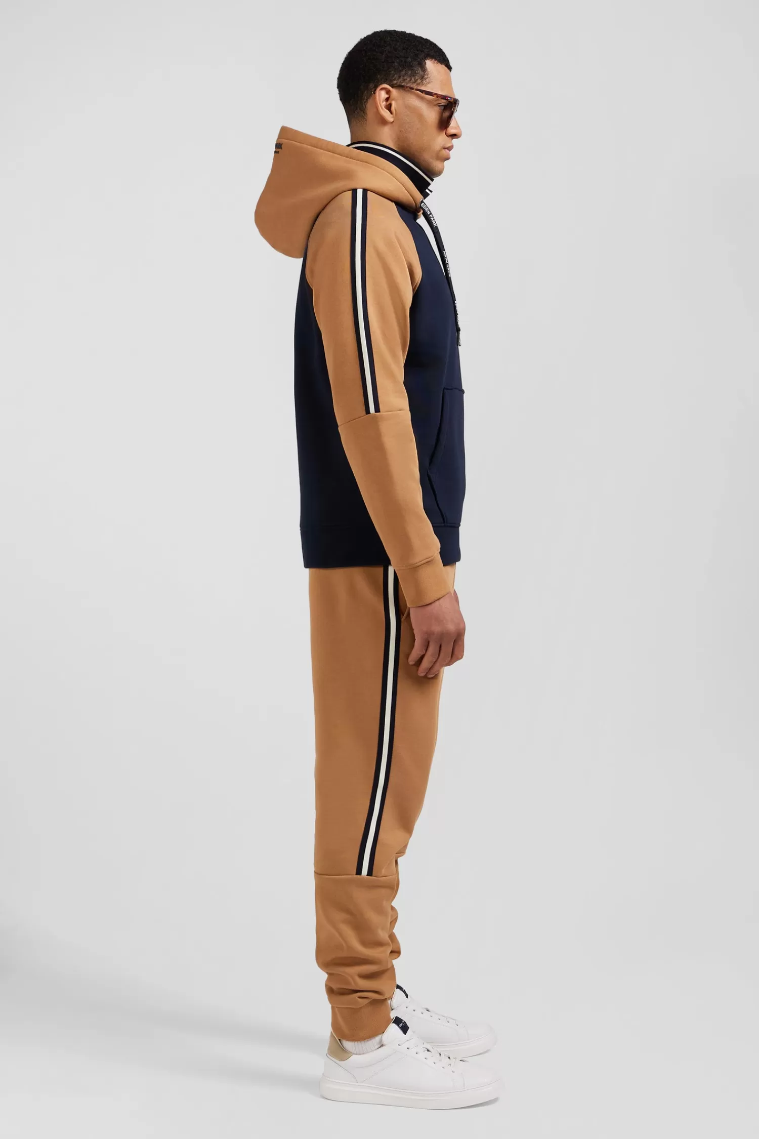 relaxed_navy_blue_and_camel_fleece_hoodie_with_branded_drawstrings_4.webp Eden Park Relaxed navy blue and camel fleece hoodie with branded drawstrings< Sweatshirts