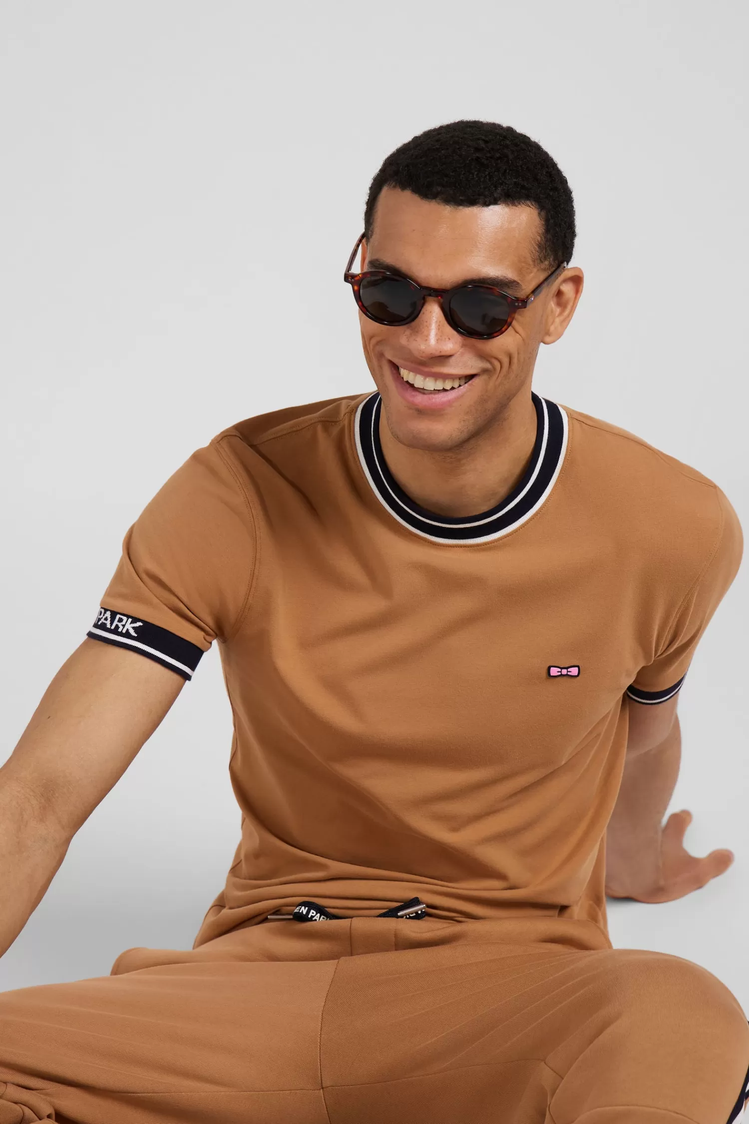 slim_camel_shortsleeved_cotton_tshirt_with_eden_park_ribs_2.webp Eden Park Slim camel short-sleeved cotton T-shirt with ribs< T-shirts