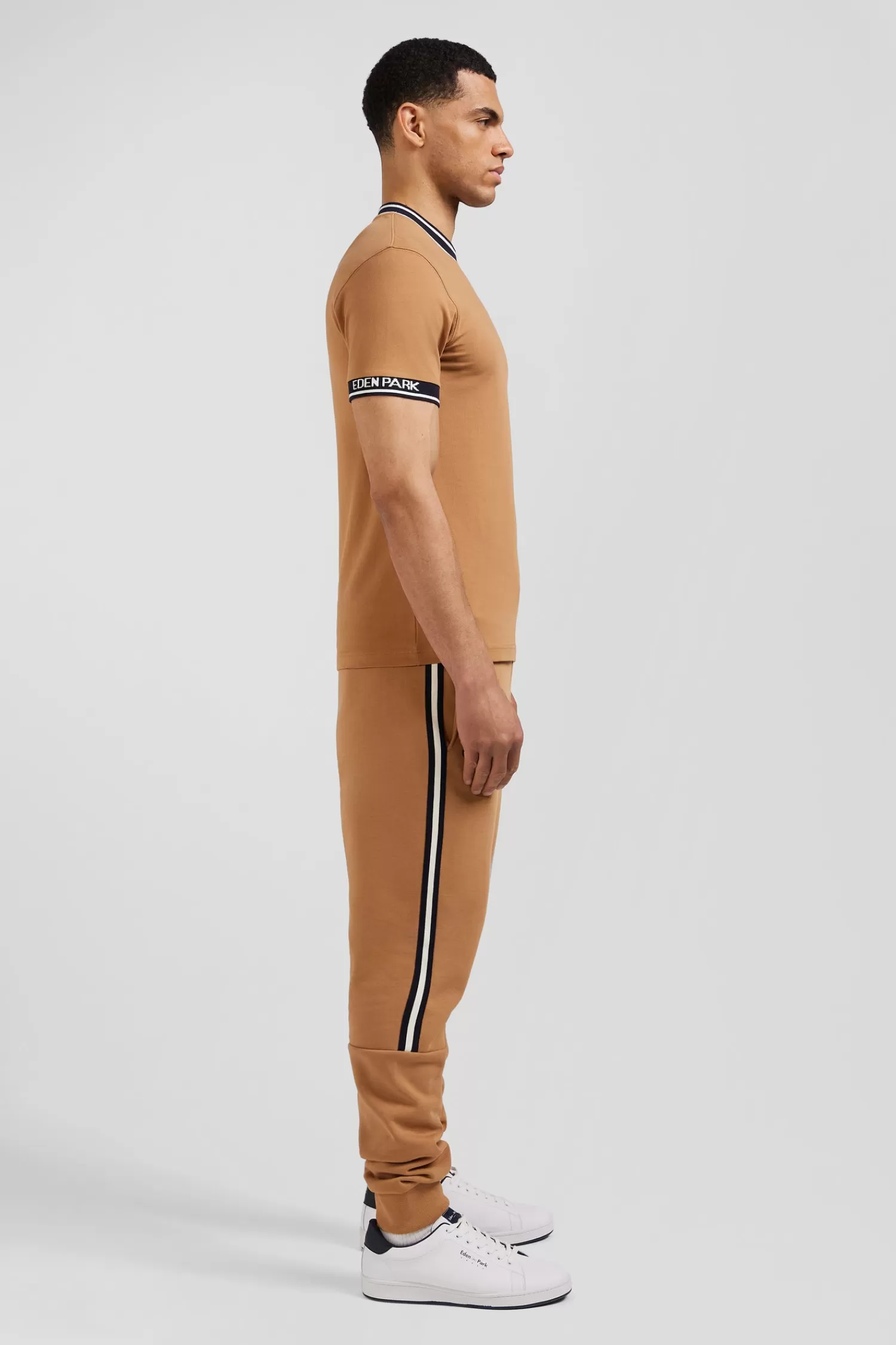 slim_camel_shortsleeved_cotton_tshirt_with_eden_park_ribs_4.webp Eden Park Slim camel short-sleeved cotton T-shirt with ribs< T-shirts