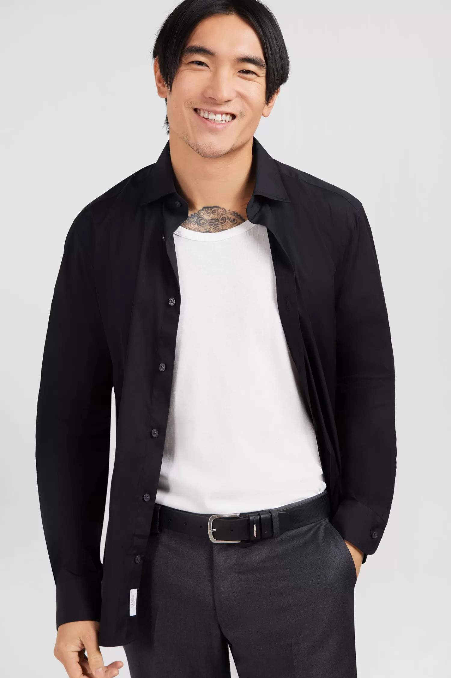 slimfit_black_shirt_in_stretch_poplin_3.webp Eden Park Slim-fit black shirt in stretch poplin< Shirts