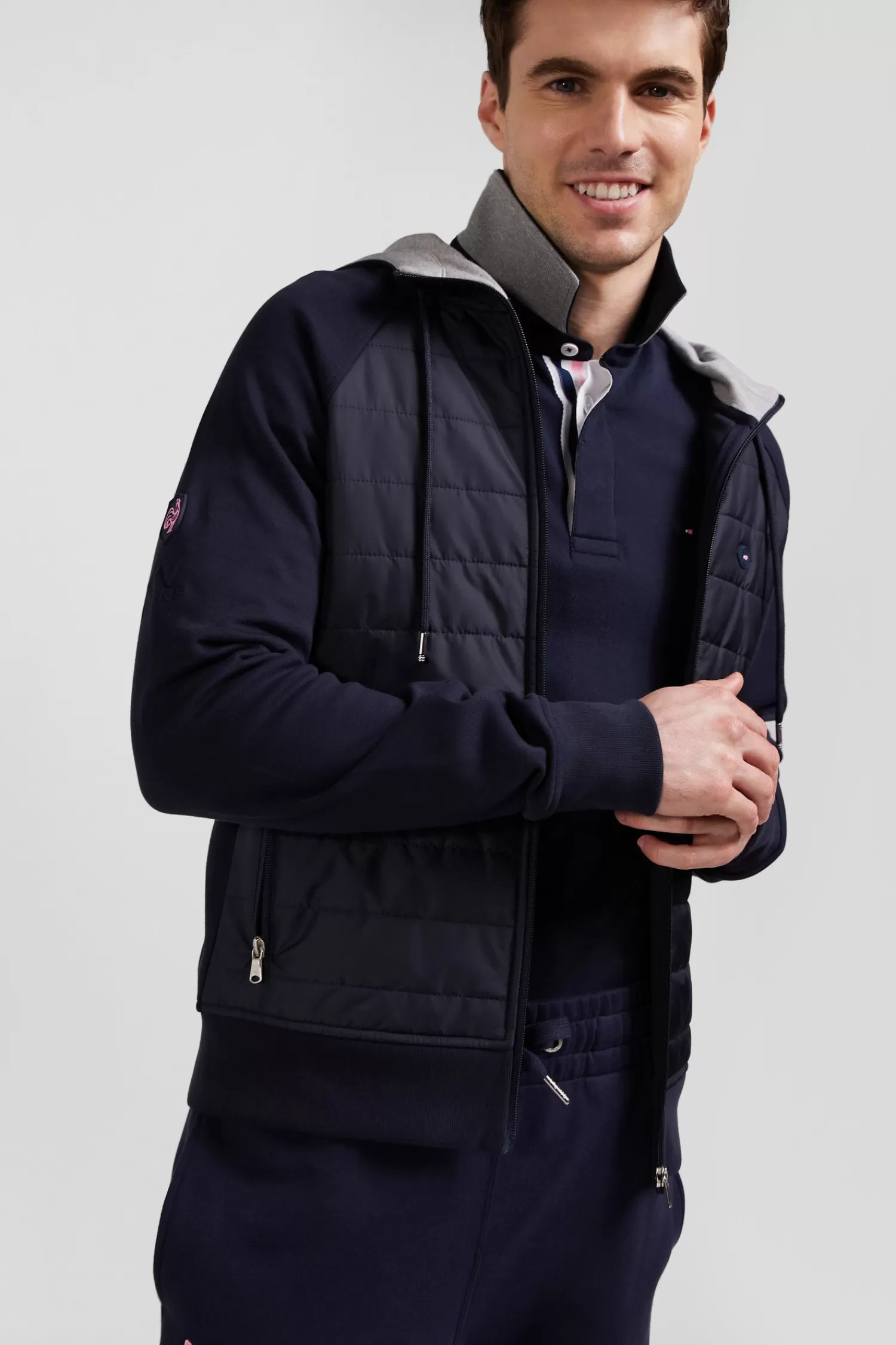 sweatshirt__capuche_zipp_xv_de_france_en_coton_mlang_et_parmenture_bleu_marine_coupe_regular_2.webp Eden Park Sweatshirt à capuche zippé XV de France en coton mélangé et parmenture bleu marine coupe Regular< Sweatshirts