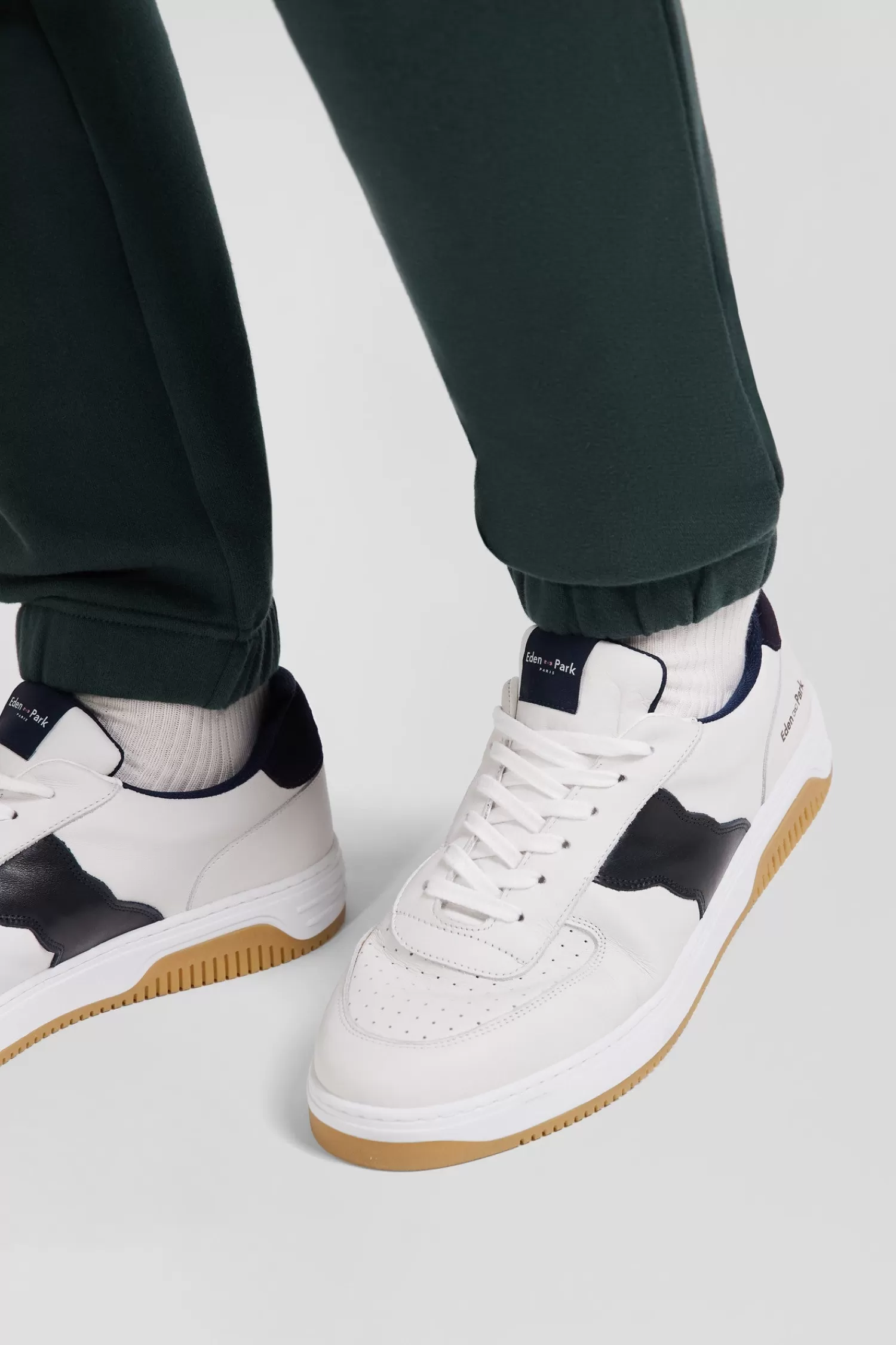 Eden Park White low-top leather sneakers with navy blue cut-out< Sneakers